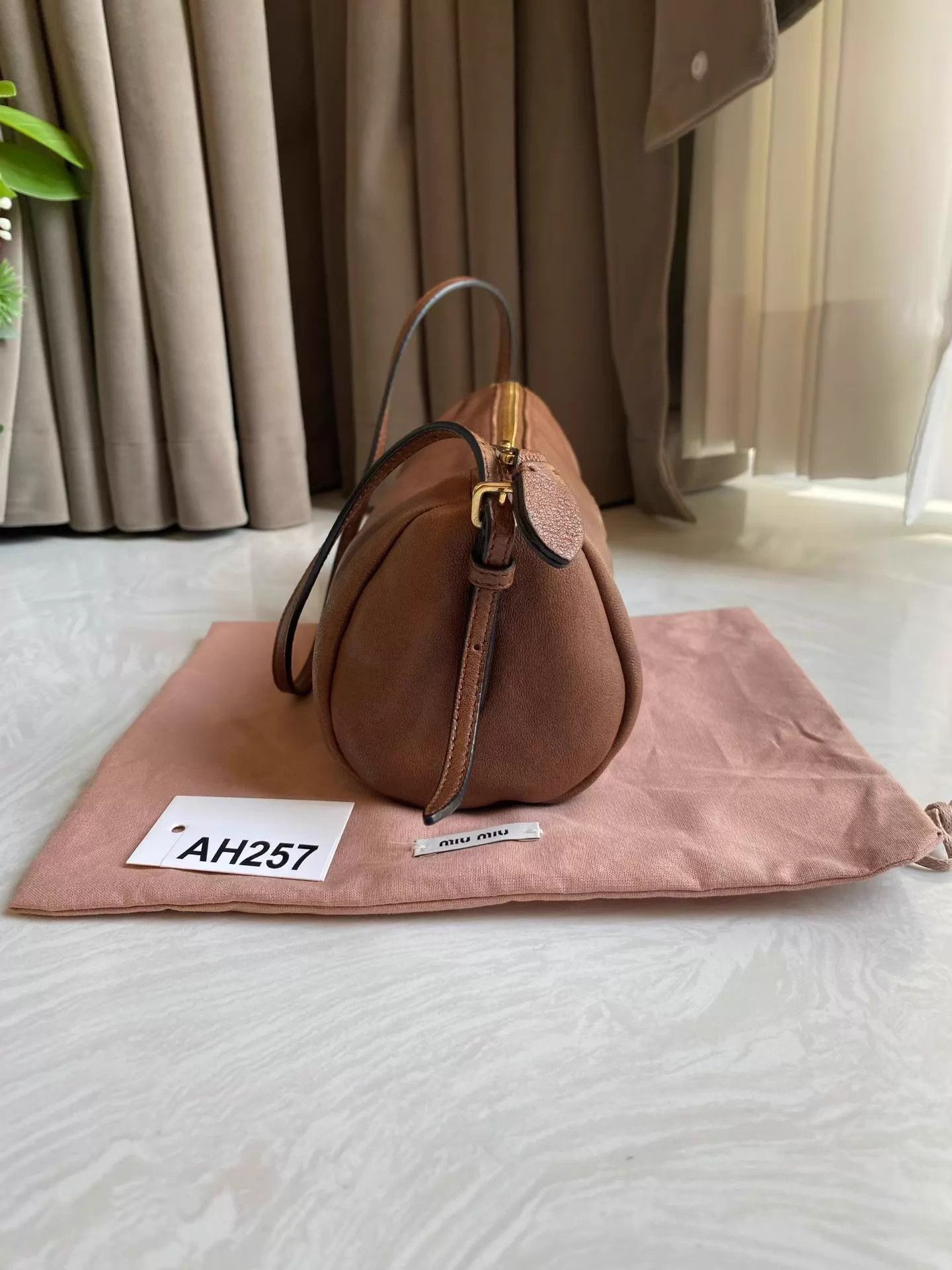 Miu Miu MIU MIU Caramel Cylindrical Underarm Bag 21x9x9 New AH257 Size ONE SIZE - 5 Thumbnail