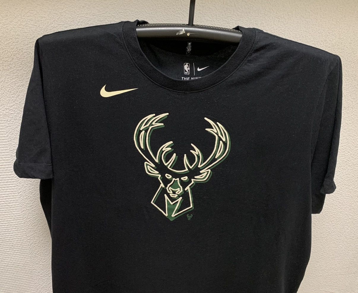 NBA Milwaukee Bucks Nike big logo t-shirt Xl sz Size US XL / EU 56 / 4 - 5 Thumbnail