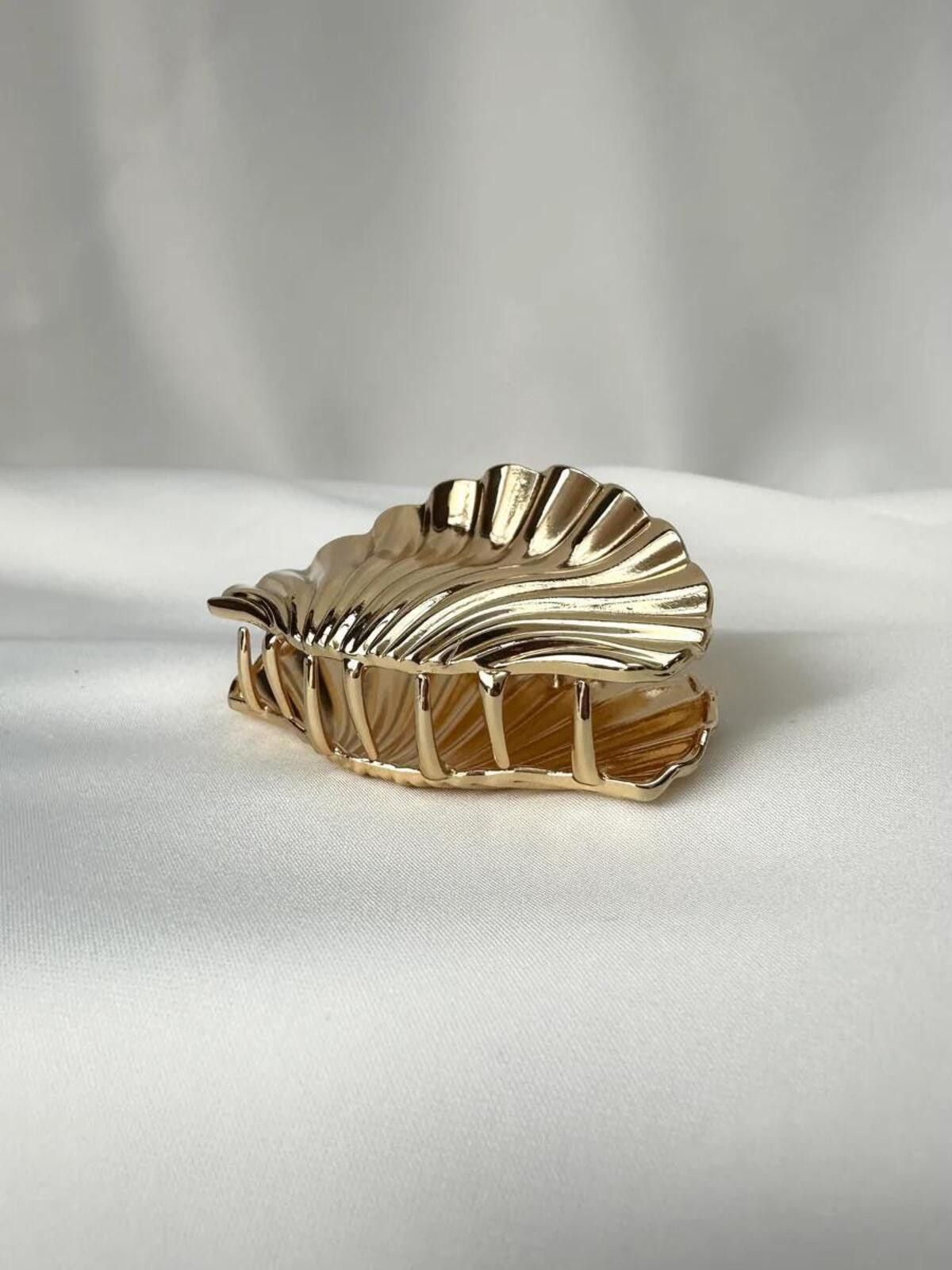 Other Small seashell gold conch shell shaped hair claw Size ONE SIZE - 3 Thumbnail