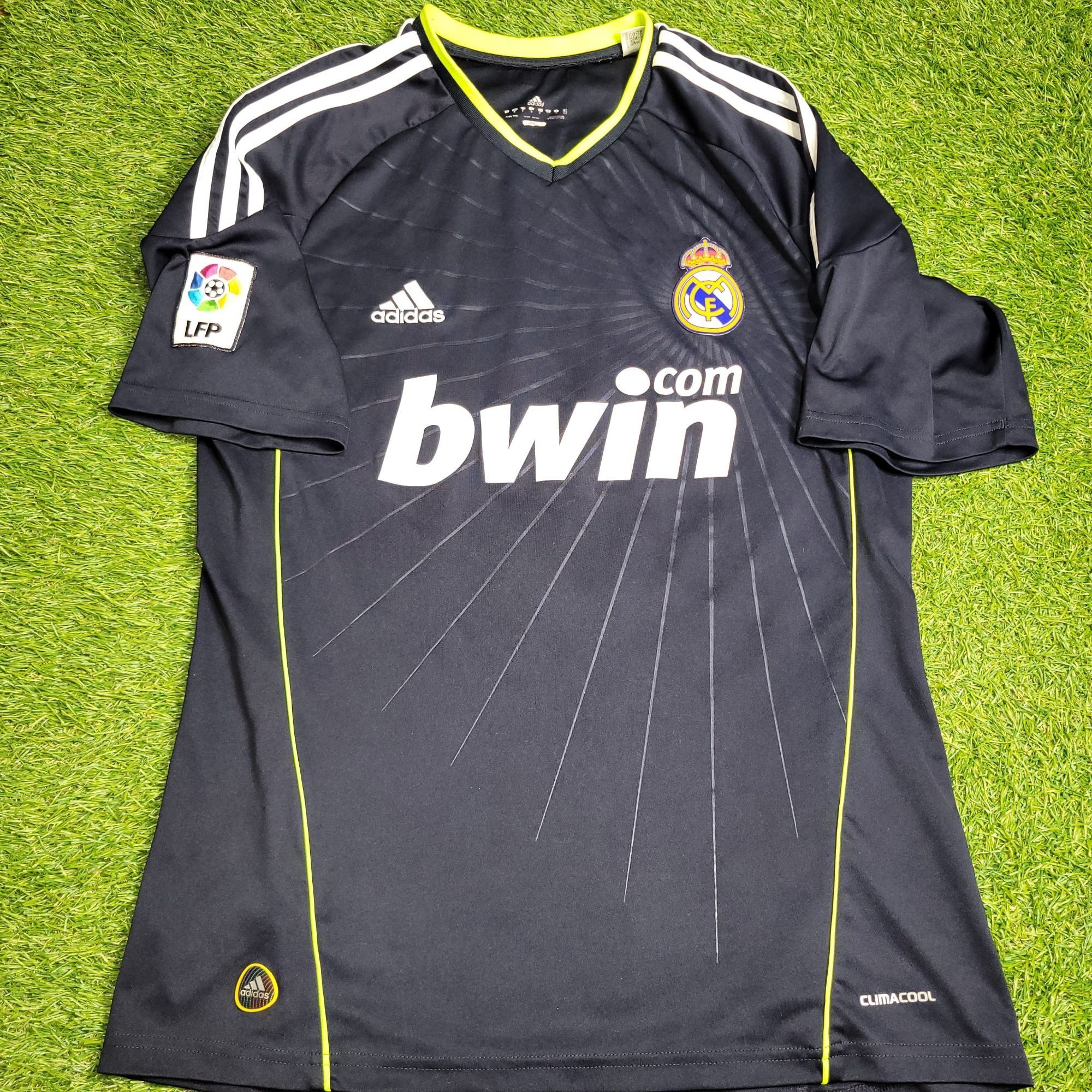 Adidas Ozil Real Madrid 2010 2011 Away Soccer Jersey Shirt M Size US M / EU 48-50 / 2 - 2 Thumbnail