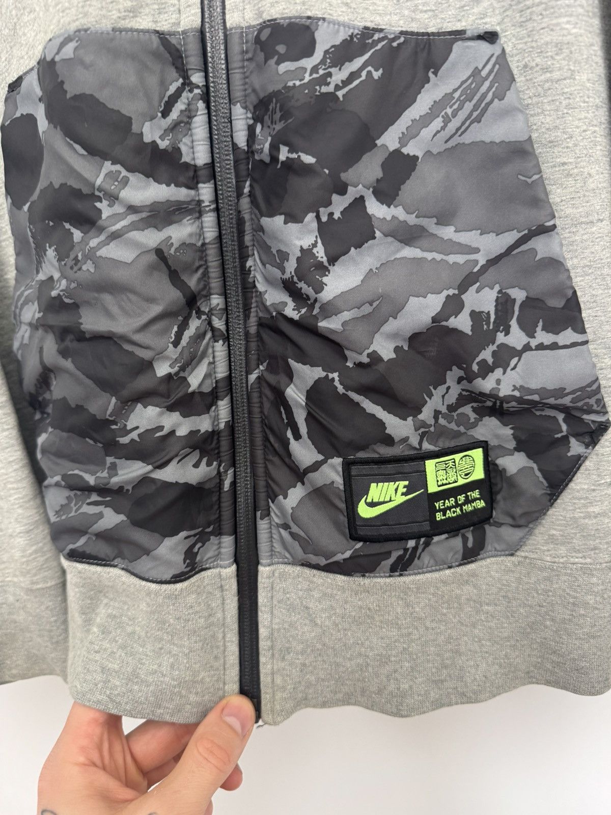 Nike Nike Kobe Bryant “Year of The Black Mamba” Zip Up Hoodie Size US L / EU 52-54 / 3 - 3 Thumbnail