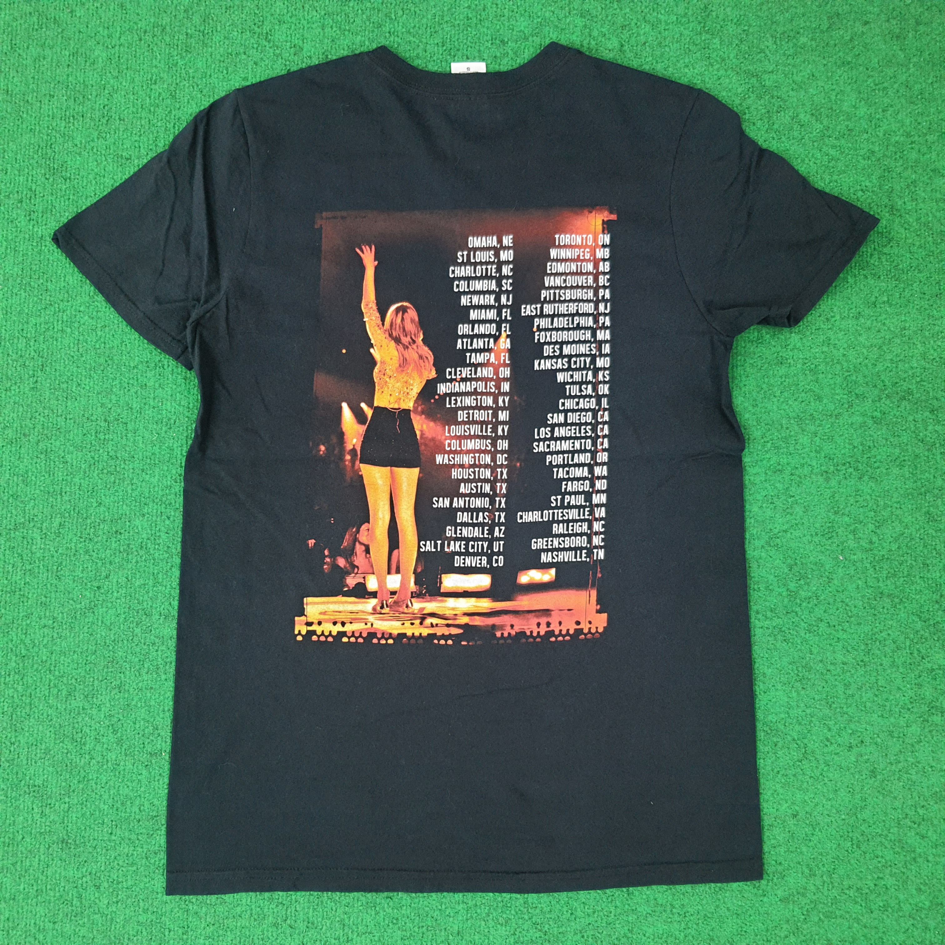 Band Tees Vintage Taylor Swift The Red Tour Tshirt C259N53 Size US XS / EU 42 / 0 - 3 Thumbnail