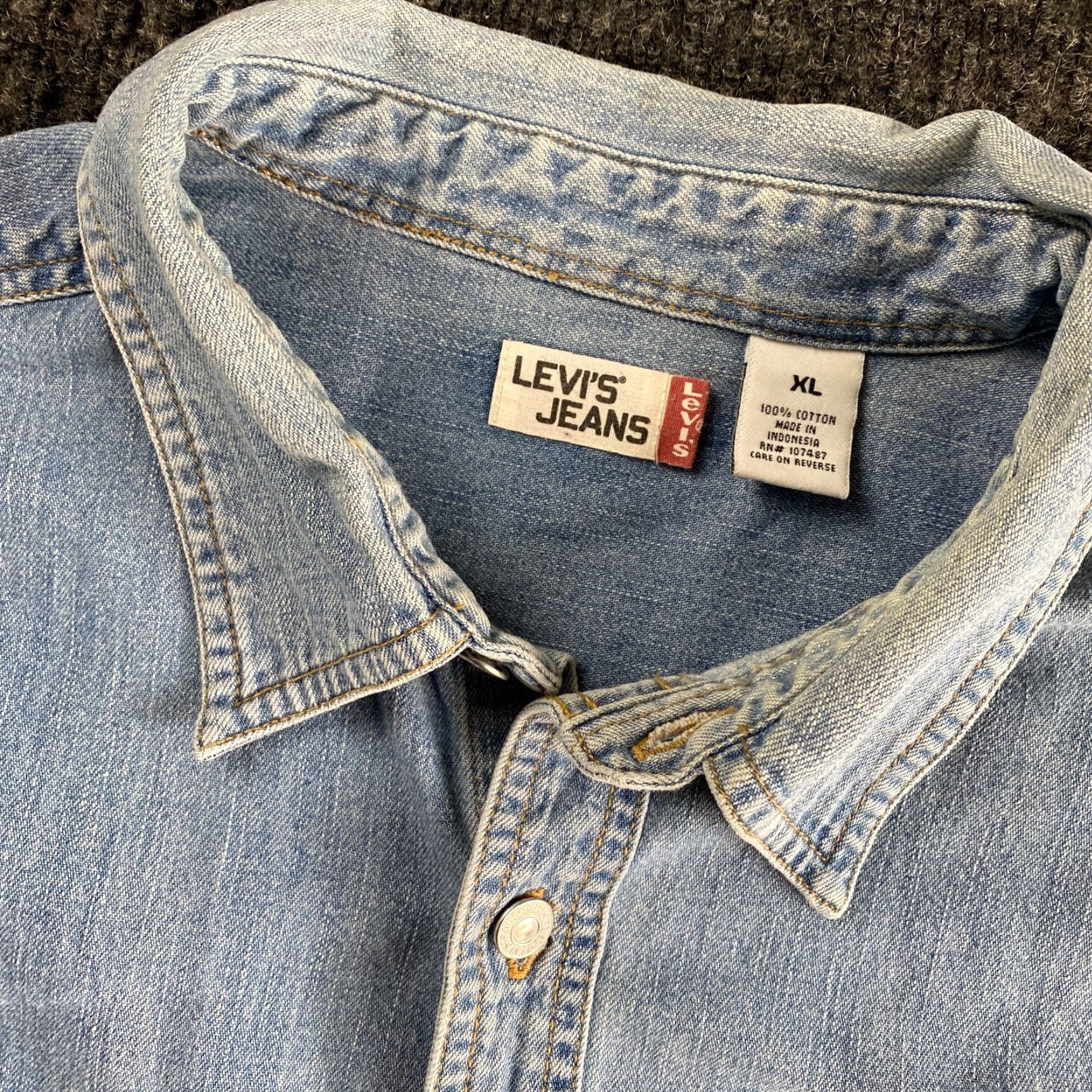 Levi's VINTAGE Levi’s Jeans Red Tab Chambray Denim Button Long Sleeve Shirt 90’s XL Mens Regular Blue Cotton Chambray 90s Biker Retro Rock Jeans Shirt Size US XL / EU 56 / 4 - 2 Thumbnail
