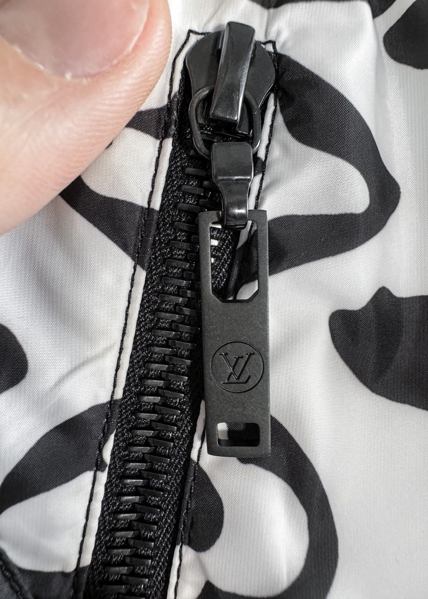 Louis Vuitton Louis Vuitton 2021 Black White Printed Cuffed Jogging Pants Size 27" / US 4 / IT 40 - 8 Thumbnail