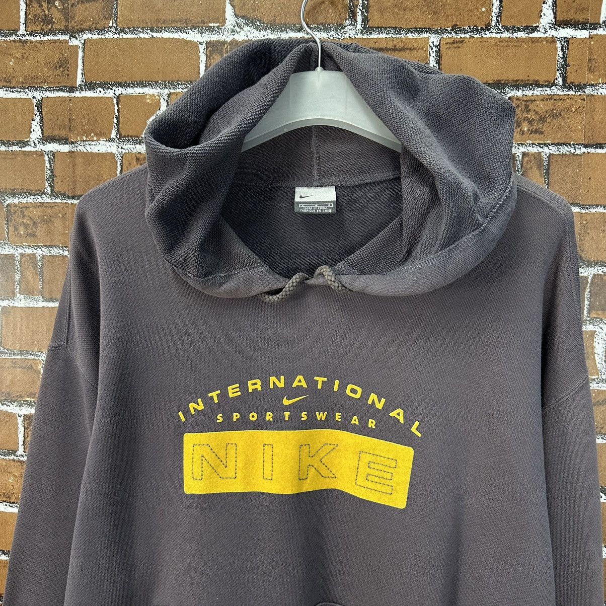 Nike Vintage Nike International Sportswear Center Logo Z147 Size US L / EU 52-54 / 3 - 2 Thumbnail