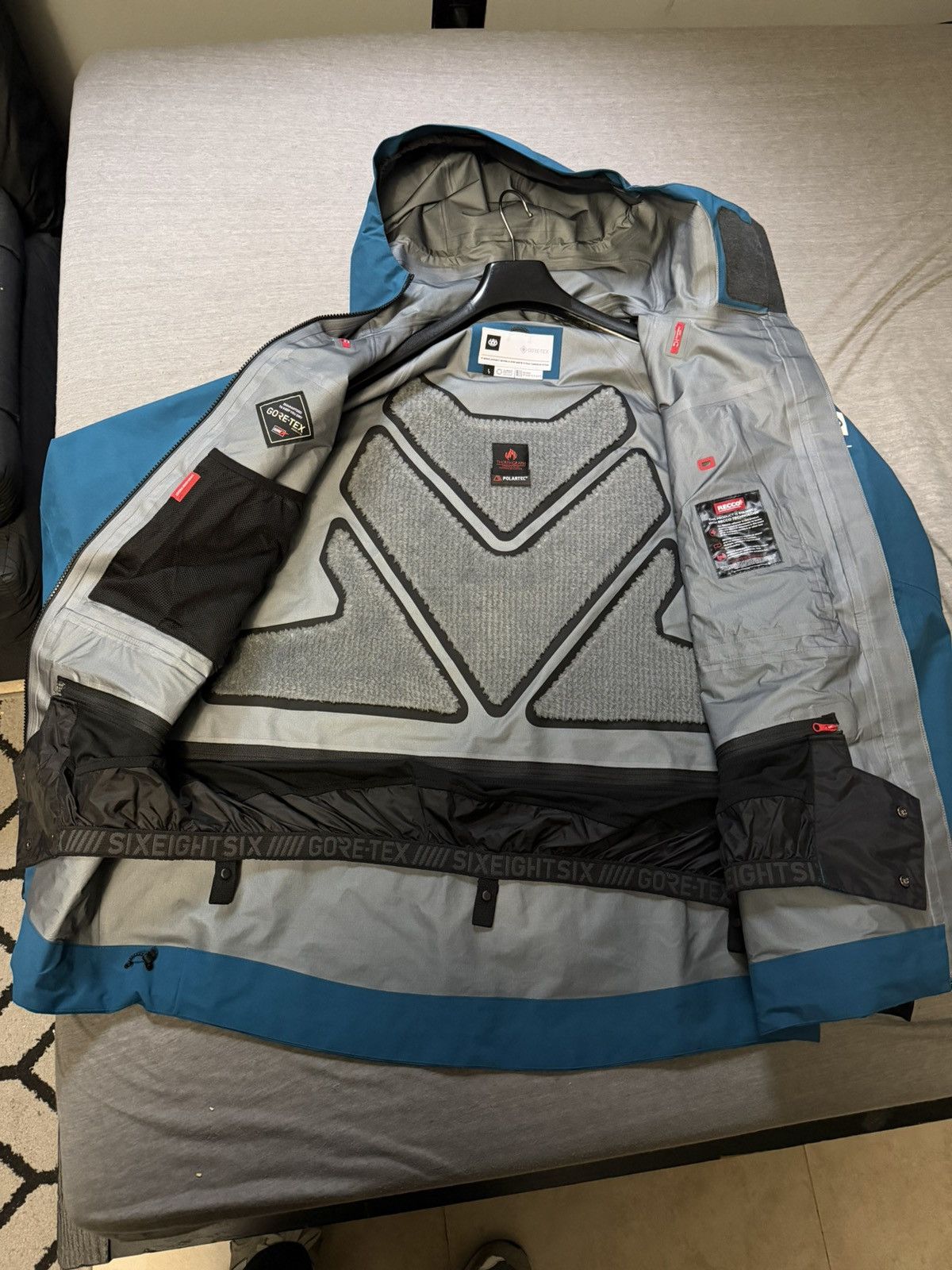 686 686 Gore Tex 3L Thermagraph Hydra Snowboard Jacket (L) Size US L / EU 52-54 / 3 - 3 Thumbnail