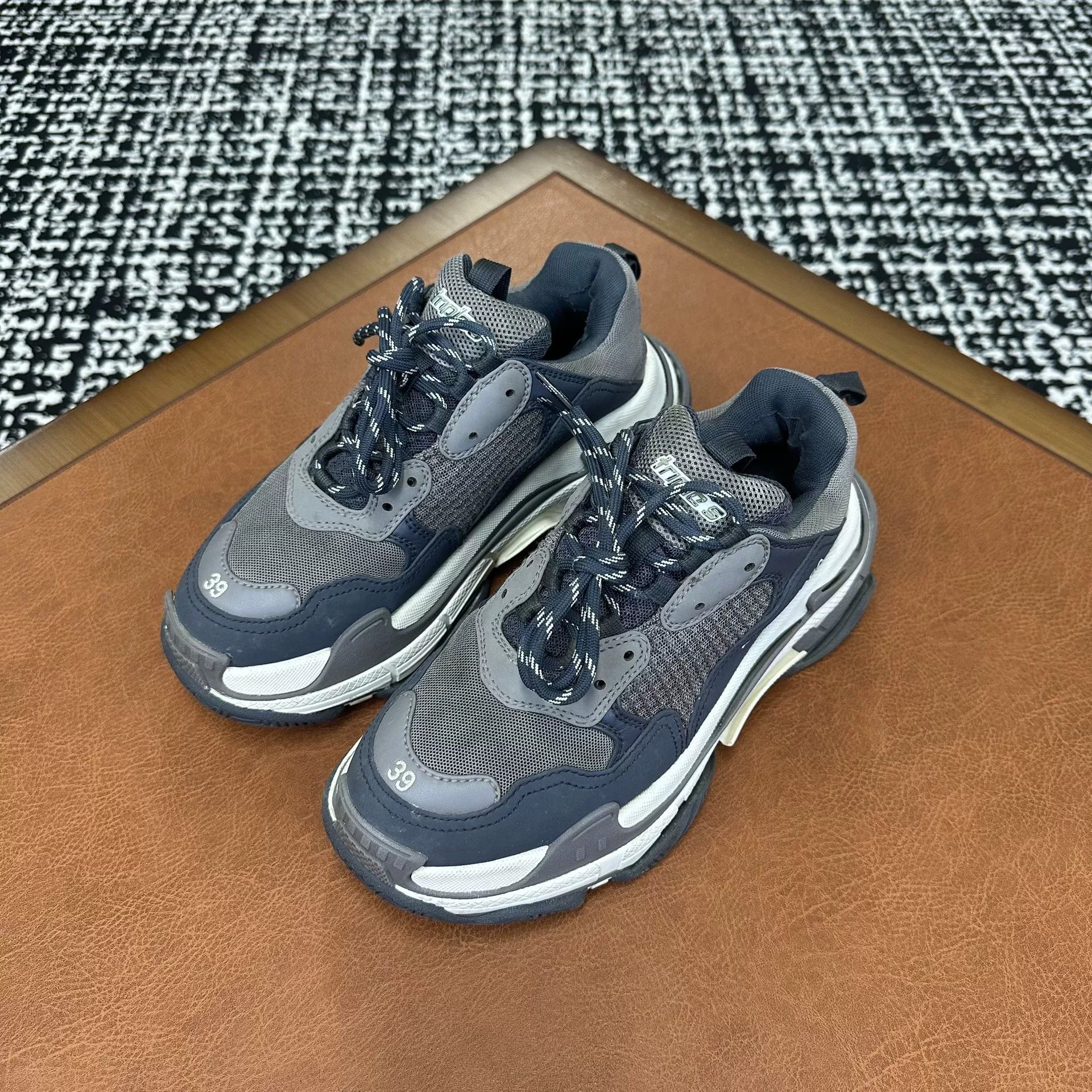 Balenciaga Balenciaga Blue Lowtop Sneakers 6 Men Size US 6 / EU 39 - 1 Thumbnail