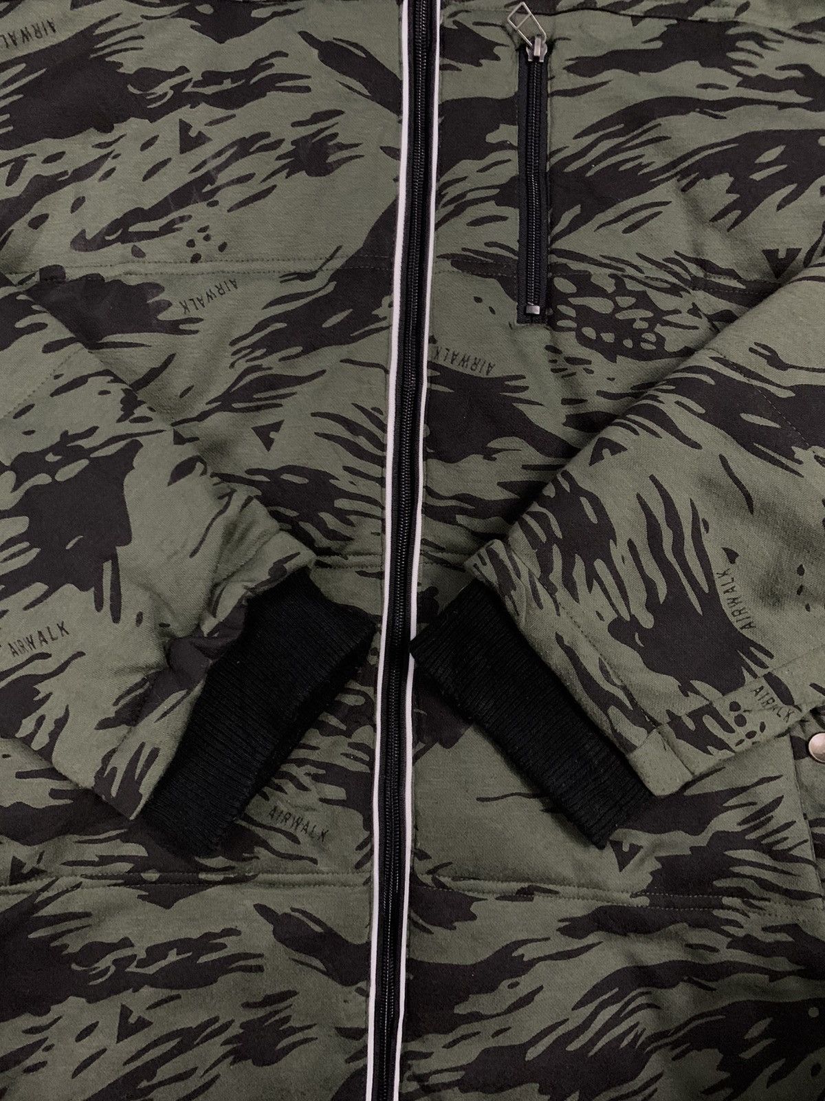 Airwalk AIRWALK Camo Padded Puffer Down Jacket Travis Scott Style Size US XXL / EU 58 / 5 - 12 Thumbnail