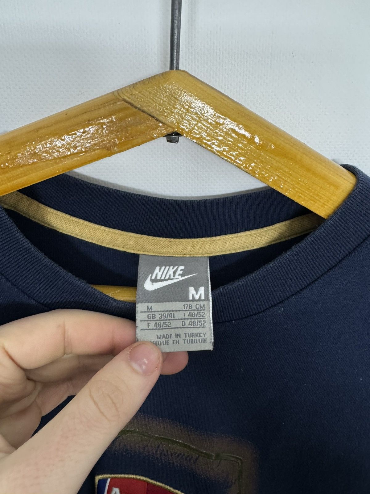 Nike Vintage Nike Tick Arsenal Graphic Print Navy Red T-Shirt Size US M / EU 48-50 / 2 - 9 Thumbnail