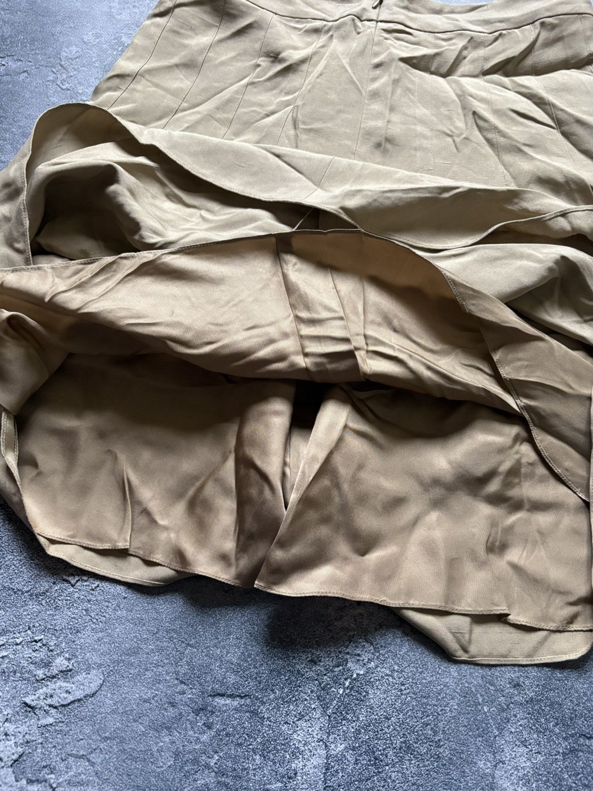 Ralph Lauren Purple Label Ralph Lauren Purple Label Luxury Beige Silk Skirt Size 4 Size 25" / US 0 / IT 36 - 8 Thumbnail