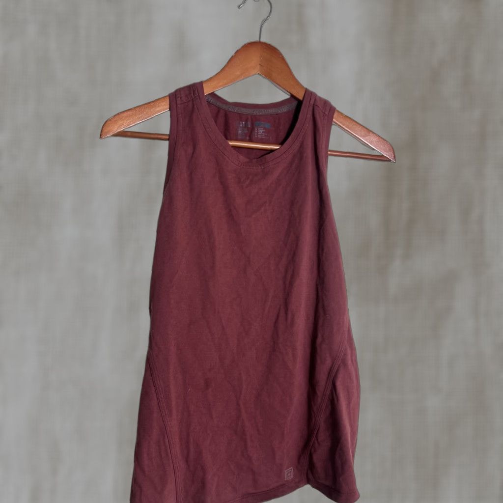 Vintage **5.11 Tactical Women’s XS Burgundy Racerback Tank Top** User: **5.11 Tactical Women’s XS Racerback Burgundy Tank Top** Size XS / US 0-2 / IT 36-38 - 1 Thumbnail