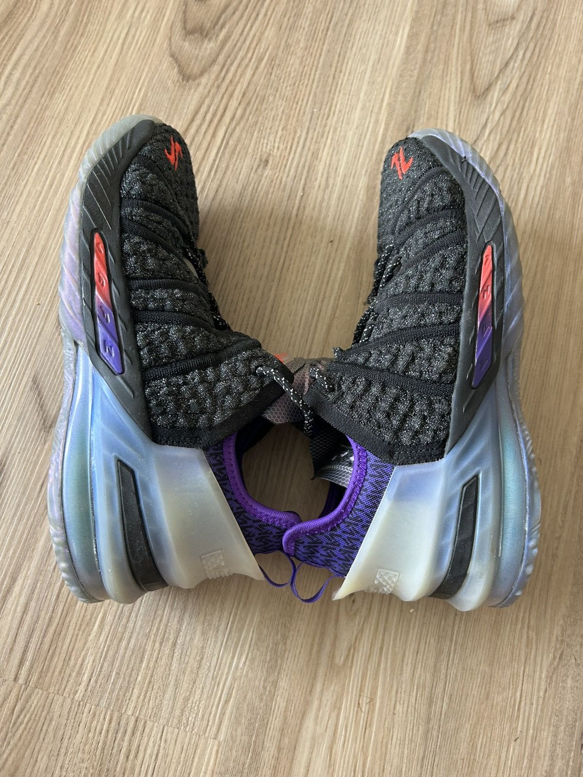 Nike Nike Lebron 18 Low Cosmic Court Size US 6.5 / EU 39-40 - 7 Thumbnail