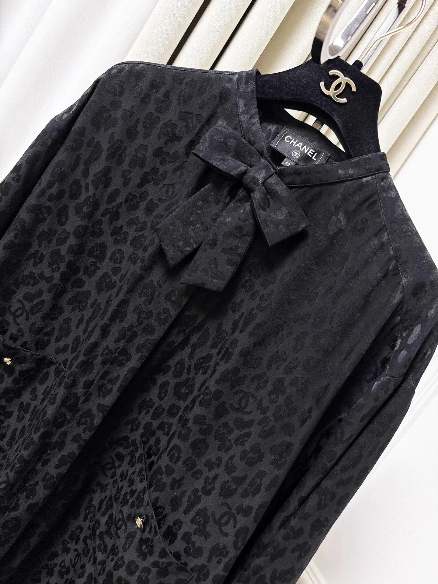 Chanel Chanel 23A Black Leopard Camellia Bow Silk Shirt 36 Size XS / US 0-2 / IT 36-38 - 3 Thumbnail