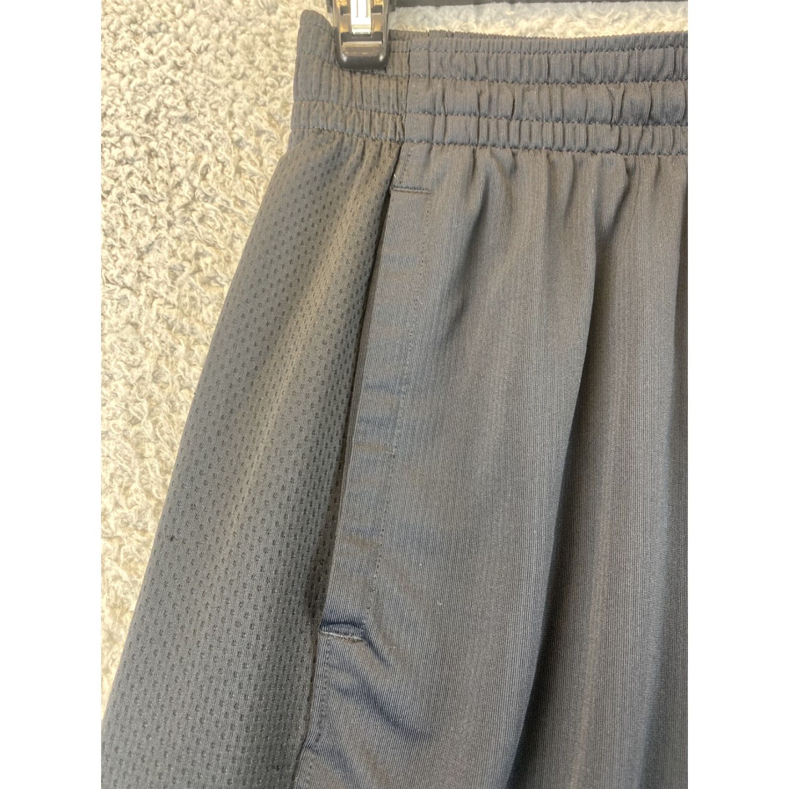 Under Armour Under Armour Men Loose Fit Dark Gray Shorts Size M Workout Basketball /62-5 Size US 31 - 5 Thumbnail