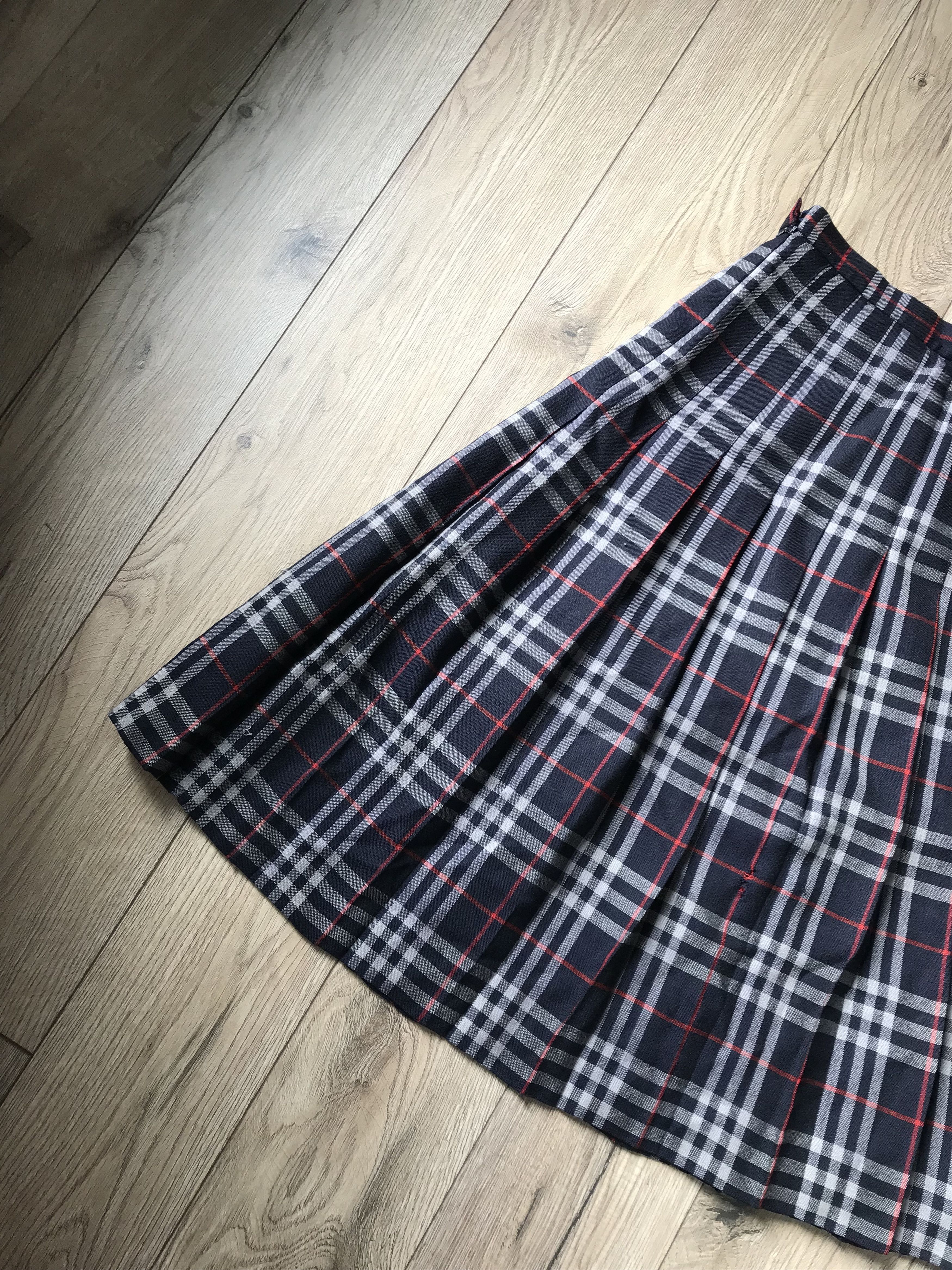 Burberry Beautiful Burberry wool skirt British style vintage Size 27" / US 4 / IT 40 - 2 Thumbnail