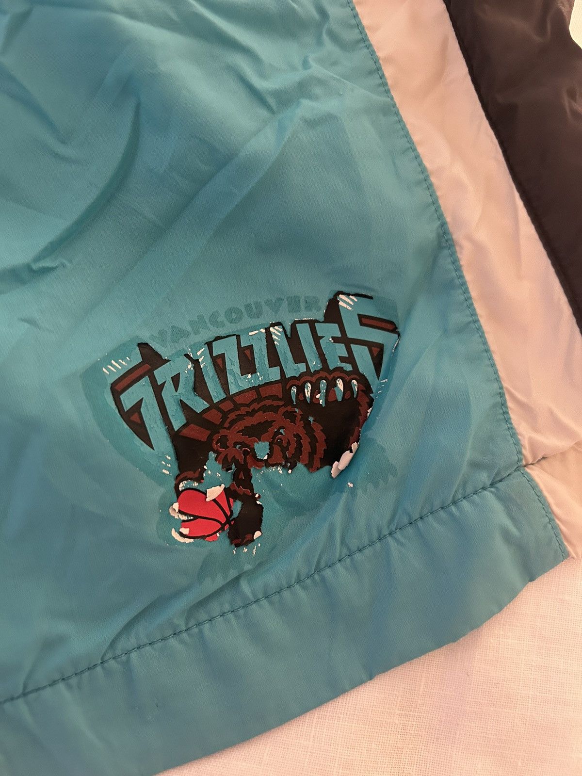 Mitchell & Ness Vancouver Grizzlies Shorts (Size Small) Size US 33 - 3 Thumbnail
