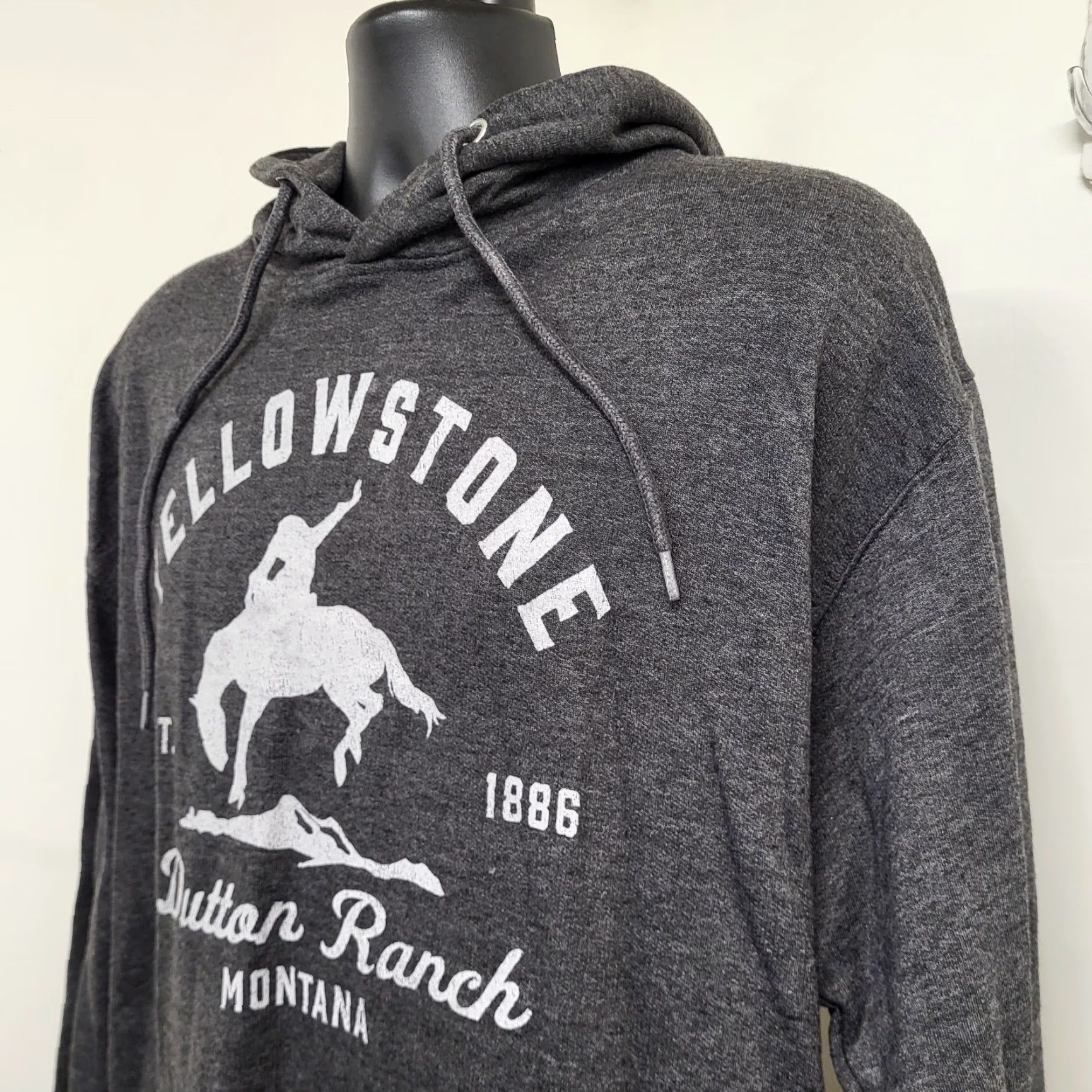 Vintage Yellowstone Hoodie Sweatshirt Mens Size M Charcoal Grey Pullover Hooded Graphic Print Pockets Logo Western Cowboy Outdoor NWT Size US M / EU 48-50 / 2 - 3 Thumbnail