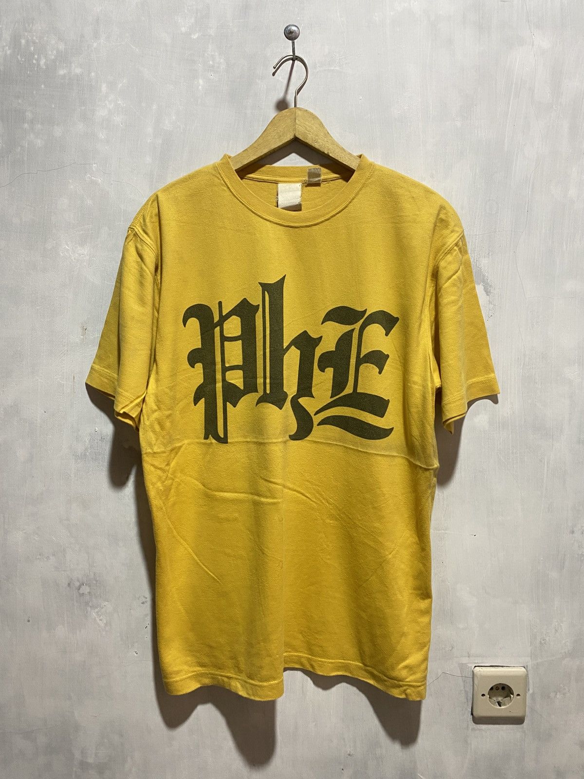 Vtg phenomenon phe black/yellow tshirt