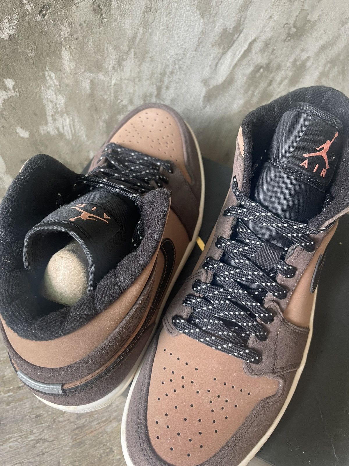Nike Nike AJ 1 Mid Top Sneakers BNIB Size US 8.5 / EU 41-42 - 3 Thumbnail