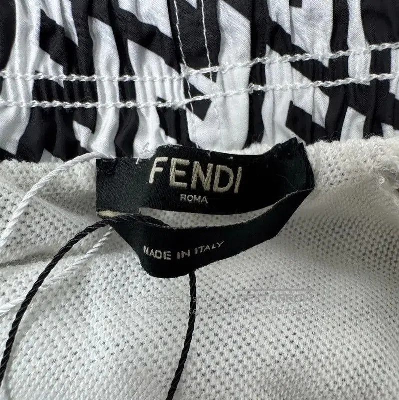 Fendi Fendi Women's Black Printed Shorts . Size 23" - 3 Thumbnail