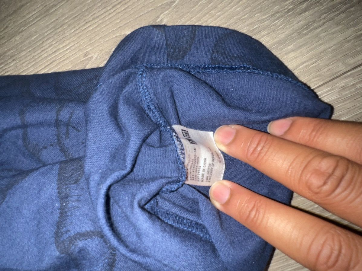 Kaws × Uniqlo Kaws x Uniqlo 2019 Collab Size US L / EU 52-54 / 3 - 3 Thumbnail
