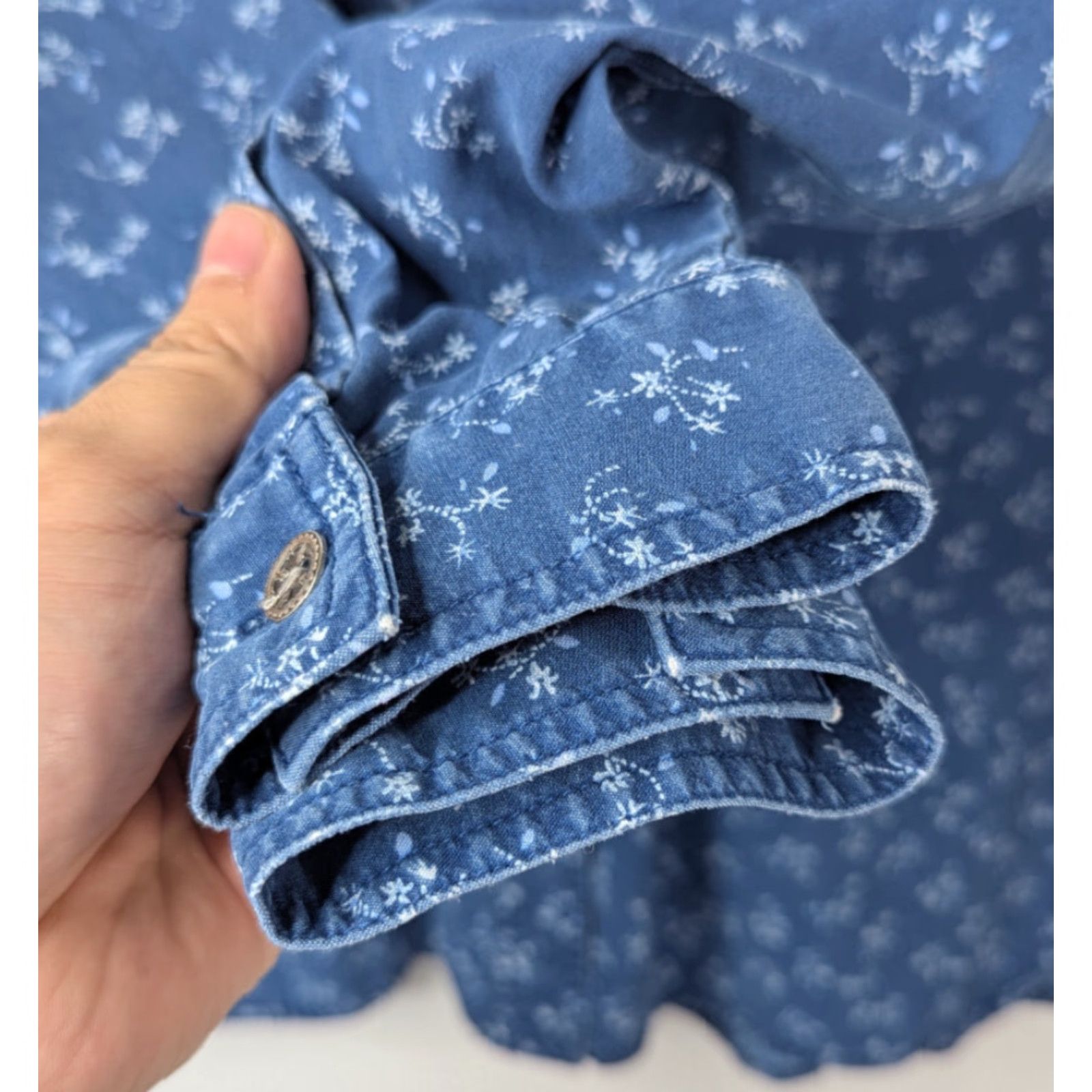 Vintage VINTAGE TravelSmith Button-Up Shirt Womens Sz Large Blue Floral Lyocell Size L / US 10 / IT 46 - 3 Thumbnail