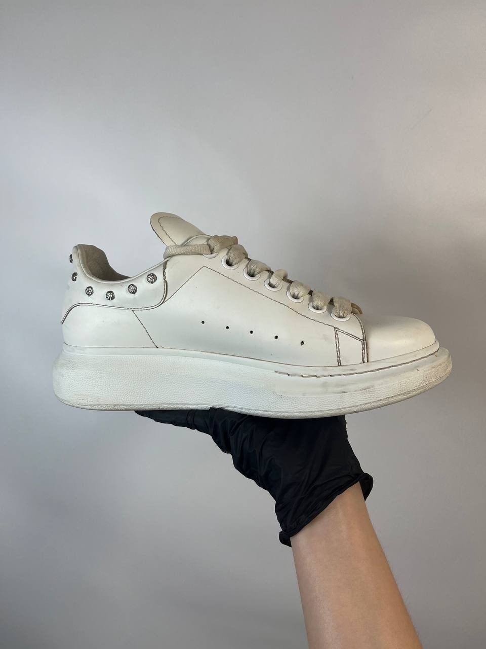Alexander McQueen Oversised sneaker in white "Alexander Mqueen" size 40 Size US 7 / EU 40 - 1 Thumbnail