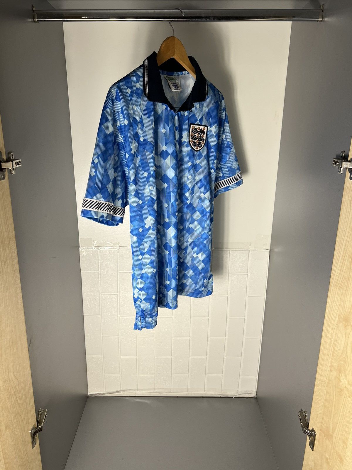 Vintage VERY RARE UMBRO ENGLAND RETRO SOCCER JERSEY MANCHESTER Y2K Size US L / EU 52-54 / 3 - 9 Thumbnail