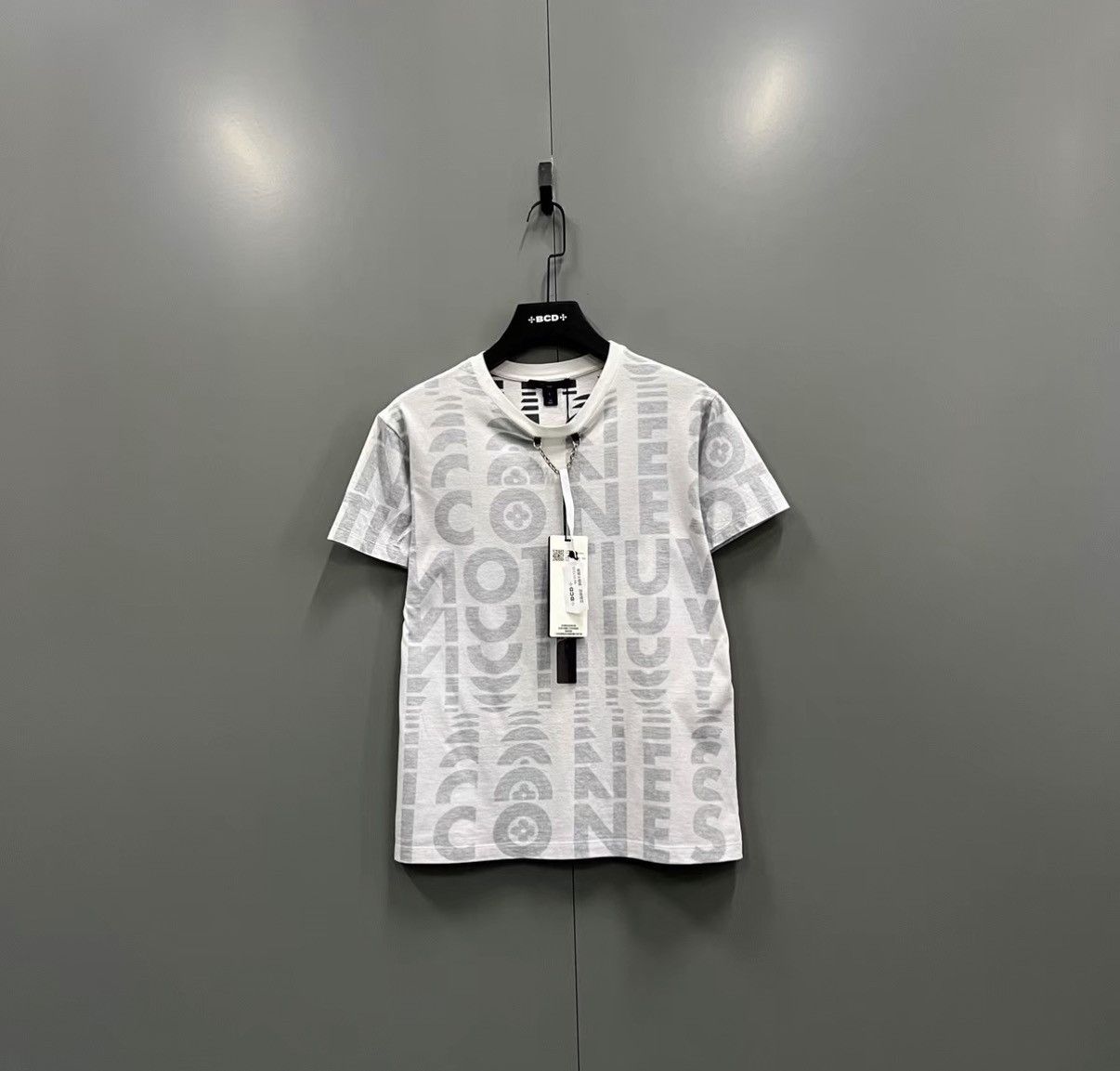 Louis Vuitton Louis Vuitton All-over Letter Printed Chain Short Sleeve J41 Size L / US 10 / IT 46 - 1 Thumbnail