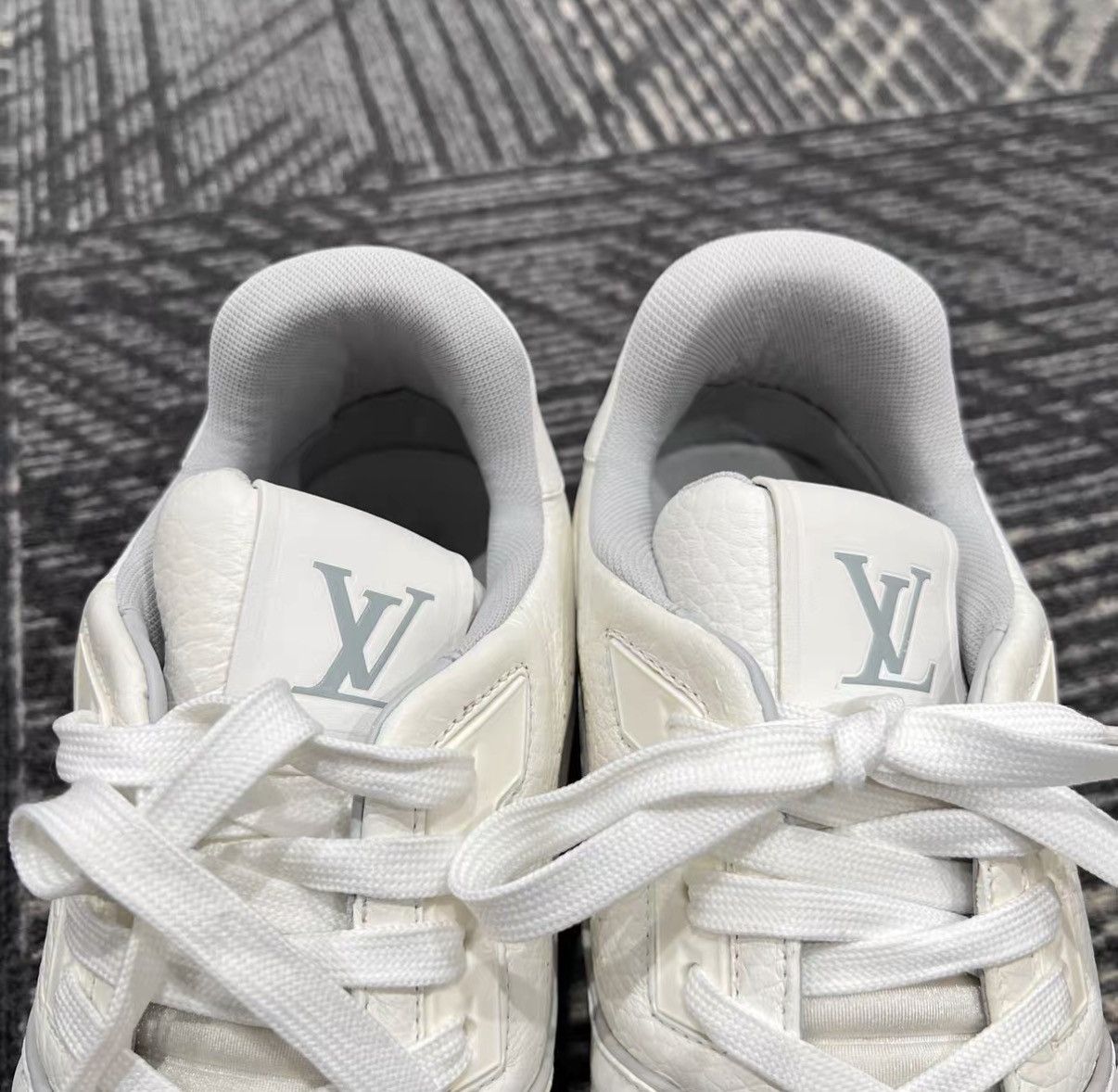Louis Vuitton Louis Vuitton Trainer White Cement J42 Size US 7.5 / EU 40-41 - 8 Thumbnail