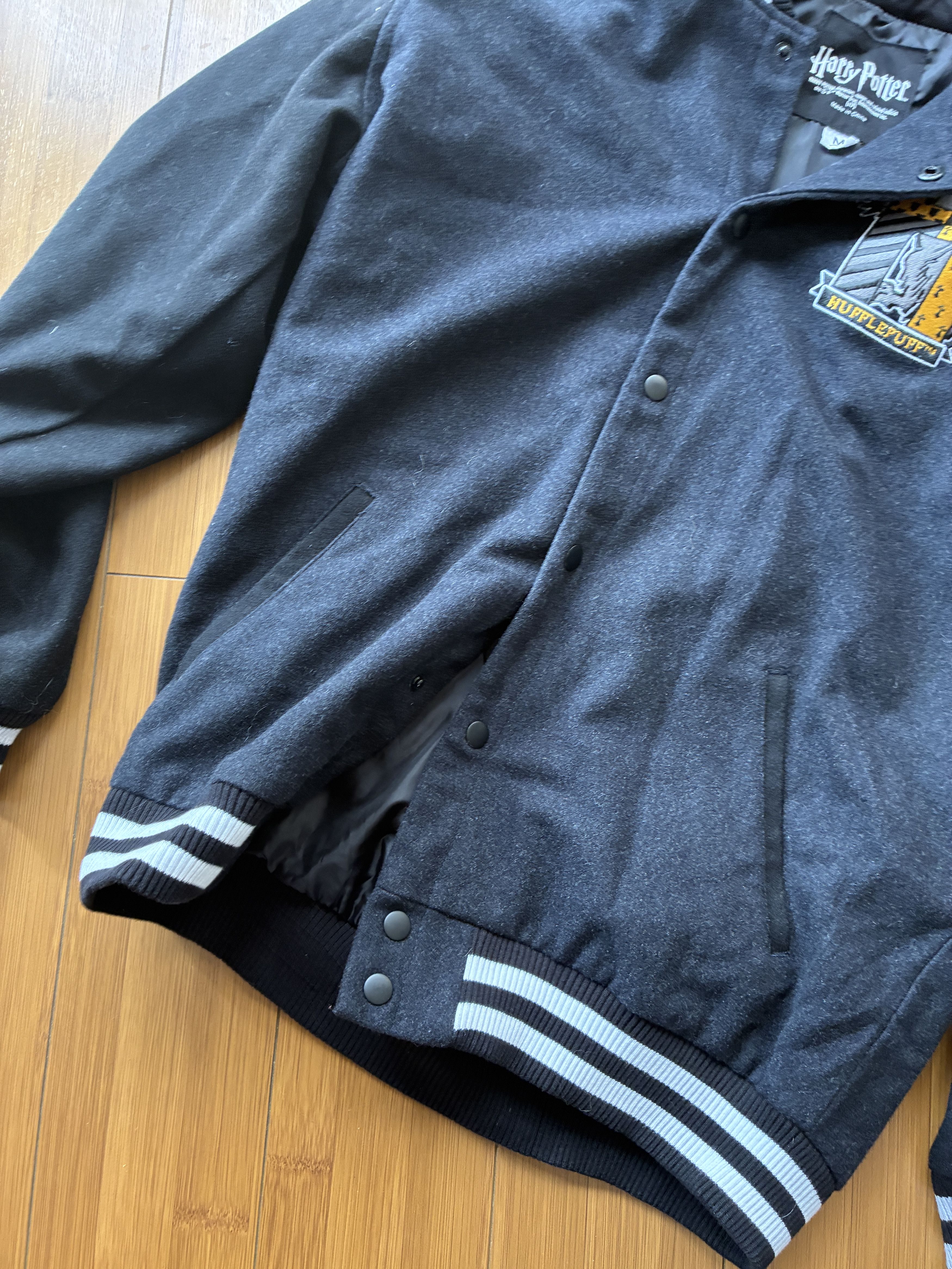 Warner Bros Harry Potter Hufflepuff Varsity Jacket Black Men's Medium Size US M / EU 48-50 / 2 - 2 Thumbnail