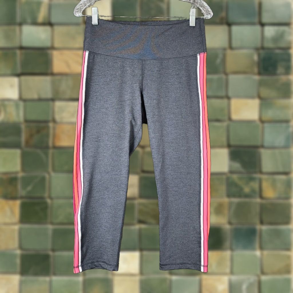 Old Navy VINTAGE? Wait it's not vintage. No. Old Navy Active Women Gray Go Dry Fitted Capri Leggings L Women Capri Go Dry Leggings Size L Gray Size 36" / US 14 / IT 50 - 1 Thumbnail