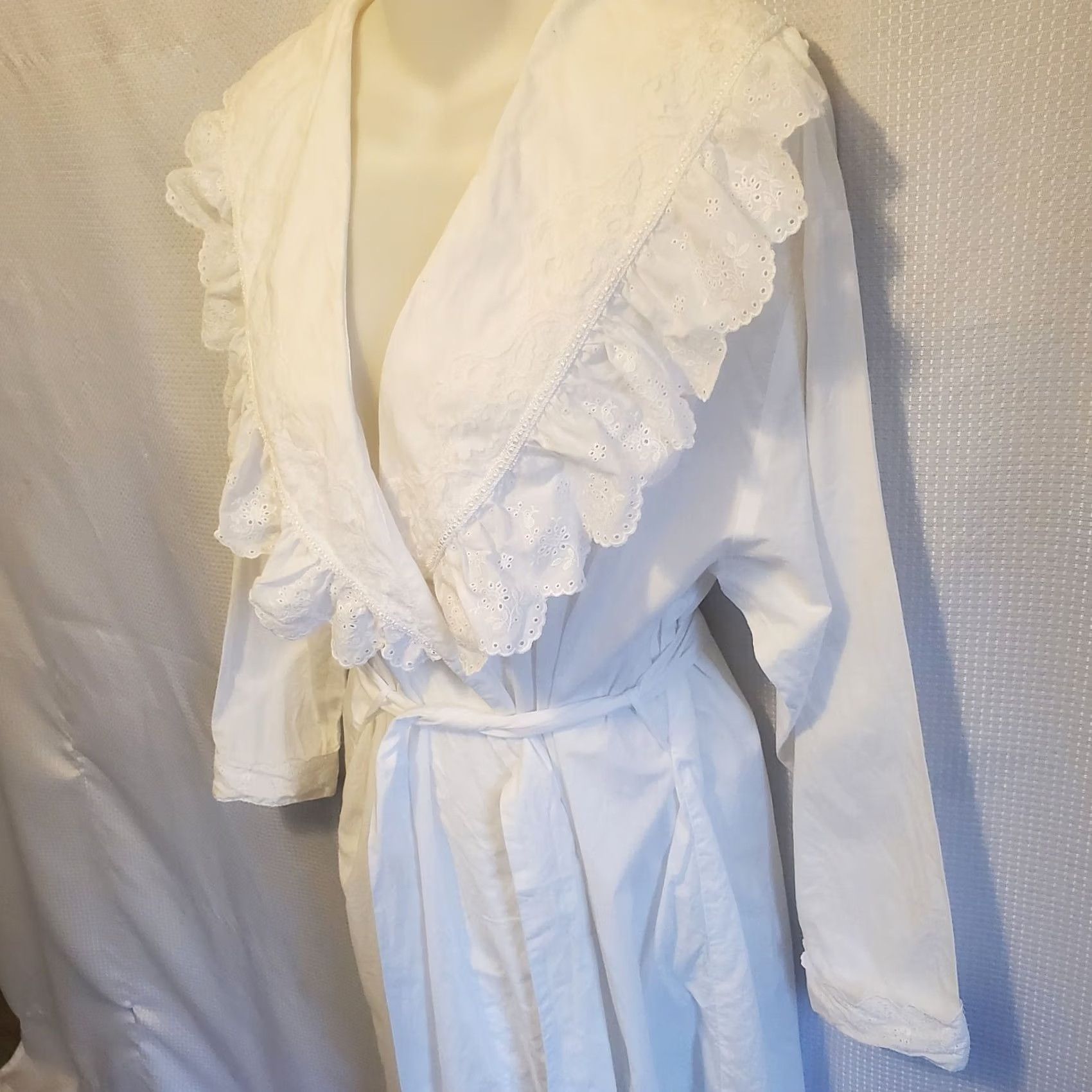 Victoria's Secret VINTAGE Victoria's Secret Robe Lace 70s White Victorian Cottage OSFM Mini/Minimalist 50" Shoulder to Hem Womens Size ONE SIZE - 2 Thumbnail