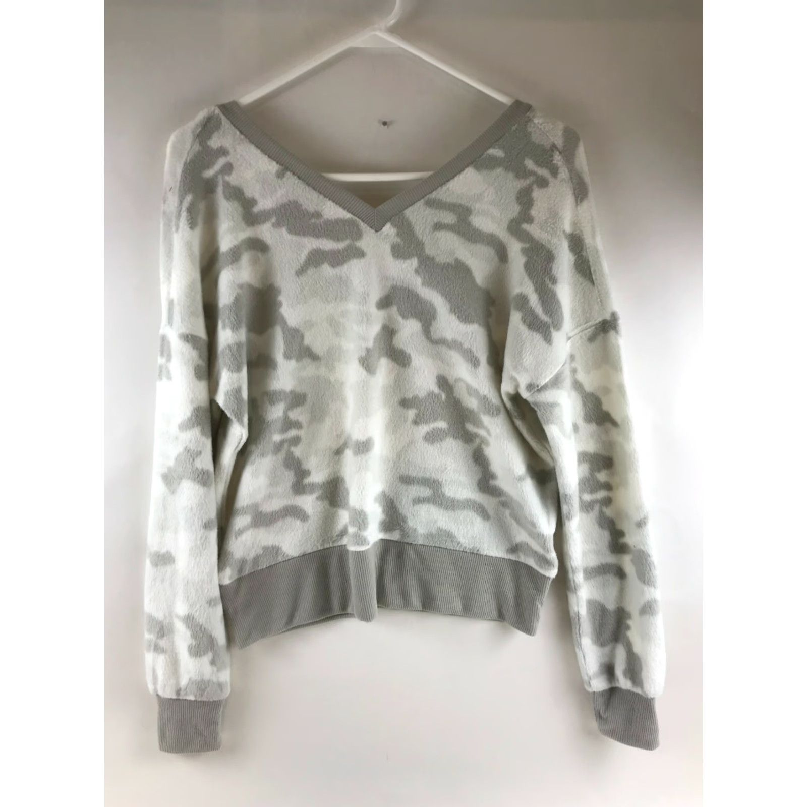 Vintage Derek Heart Camouflage Camo Fleece V-Neck Long Sleeve Women's Small Gray White Regular Fit Shirt Size S / US 4 / IT 40 - 2 Thumbnail