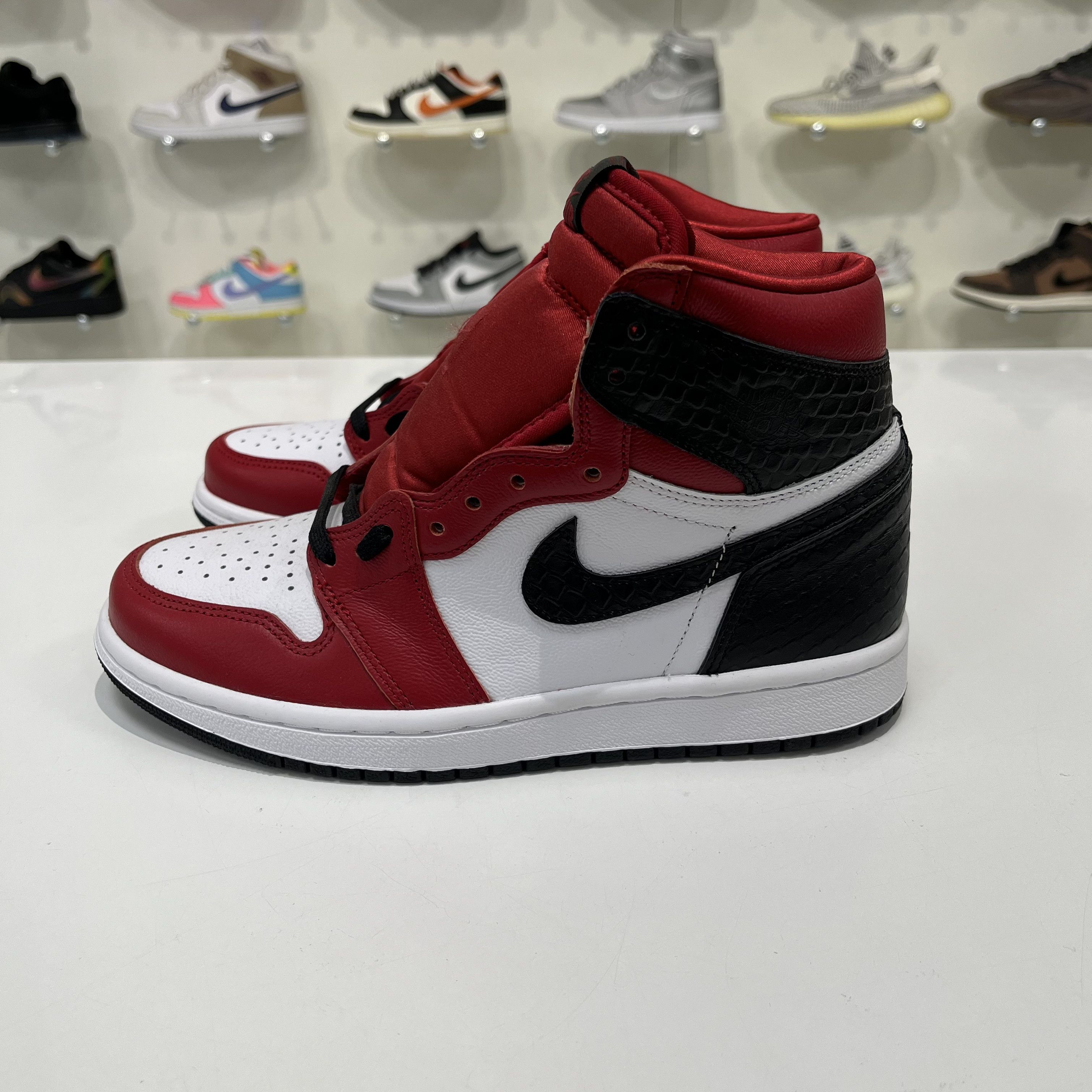 Nike Air Jordan 1 Retro High Satin Snake Chicago (W) Size US 6.5 / IT 36.5 - 2 Thumbnail