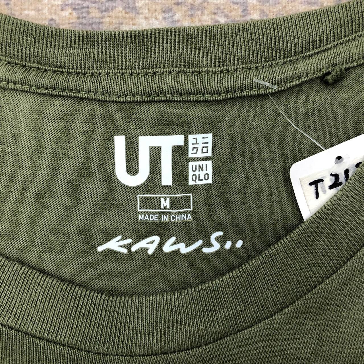 Kaws × Uniqlo T213 KAWS X UNIQLO TEE Size US M / EU 48-50 / 2 - 4 Thumbnail