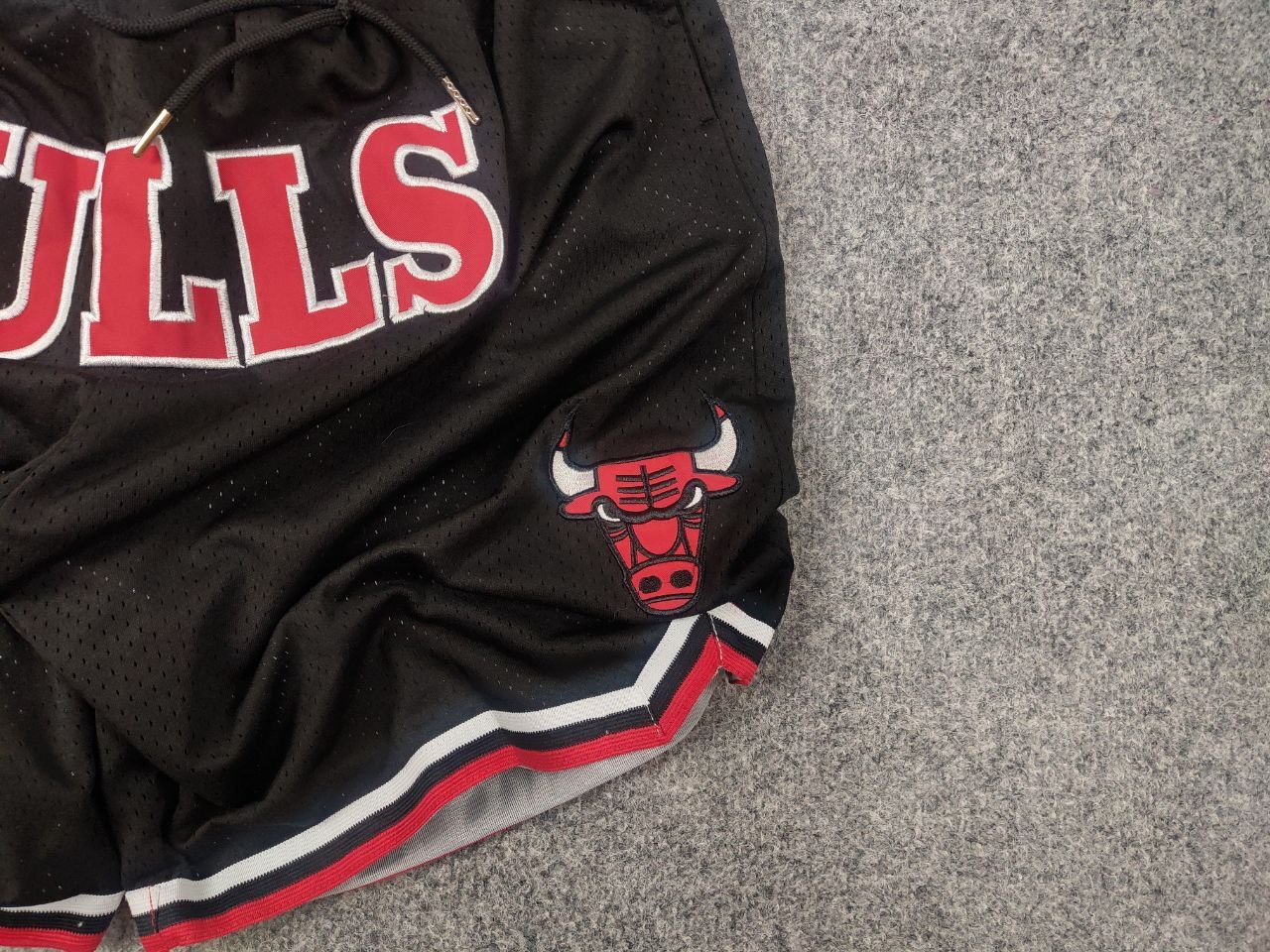 NBA Just don x Chicago Bulls NBA Logo Black Mesh Baggy shorts Size US 32 / EU 48 - 3 Thumbnail