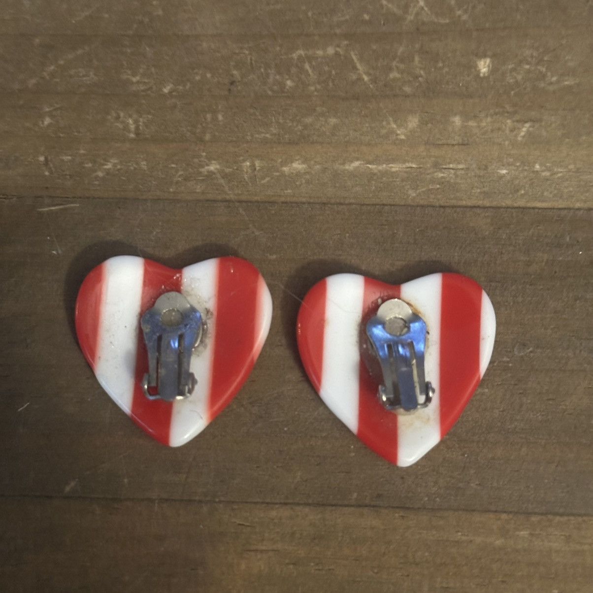 Vintage Vintage red and white striped clip on heart earrings Size ONE SIZE - 4 Thumbnail