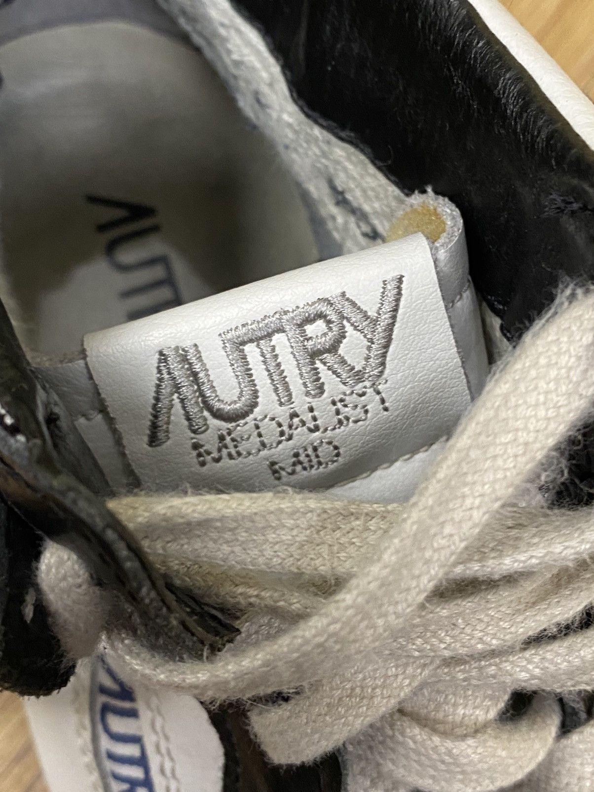 AUTRY Autry Medalist Black and White Mid Leather Sneakers Size: 42 Size US 9 / EU 42 - 4 Thumbnail
