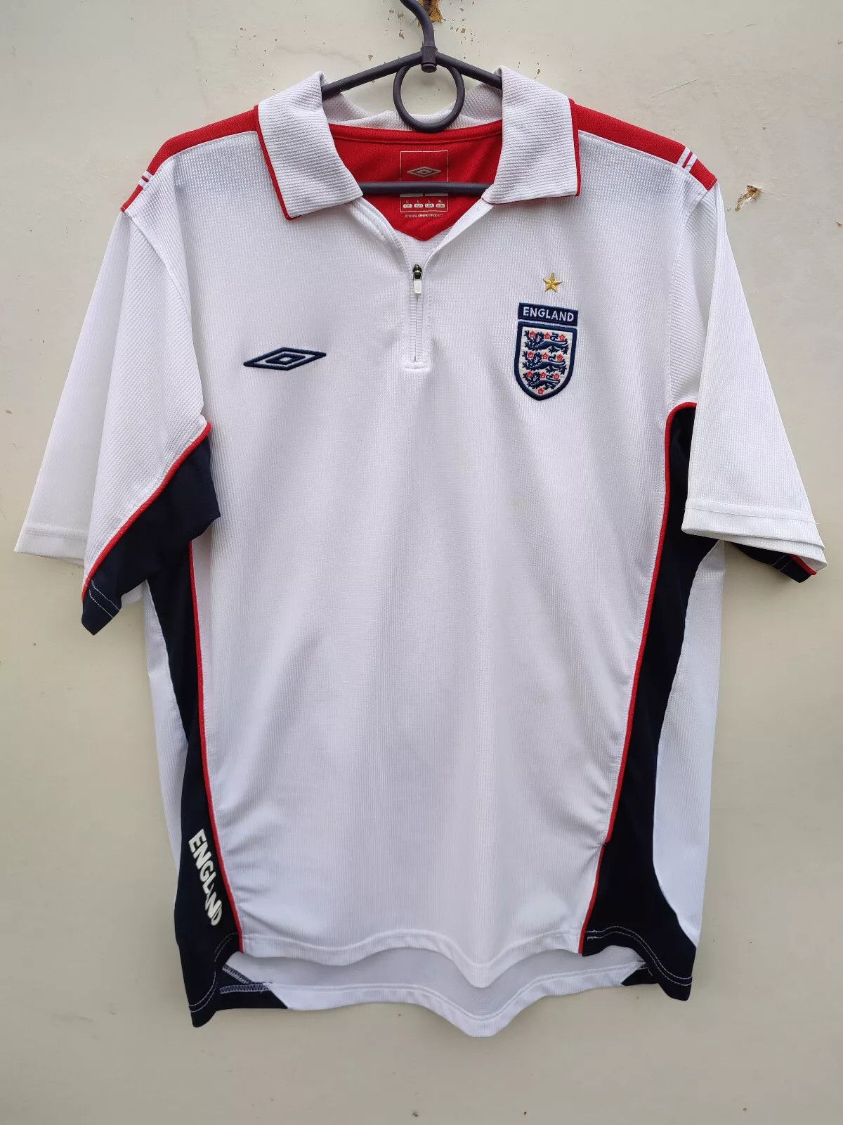 Umbro ENGLAND FOOTBALL Kit SHIRT SOCCER JERSEY UMBRO sz L MEN Size US L / EU 52-54 / 3 - 7 Thumbnail