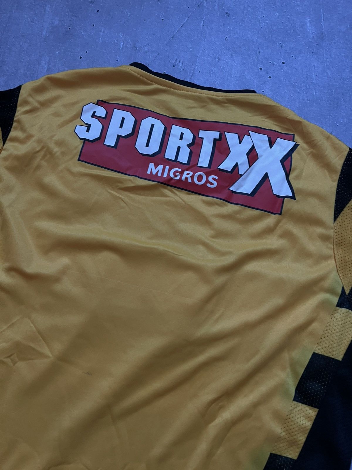 Puma BSC YOUNG BOYS PUMA FOOTBALL SHIRT 2008-2009 JERSEY SIZE S Size US S / EU 44-46 / 1 - 11 Thumbnail