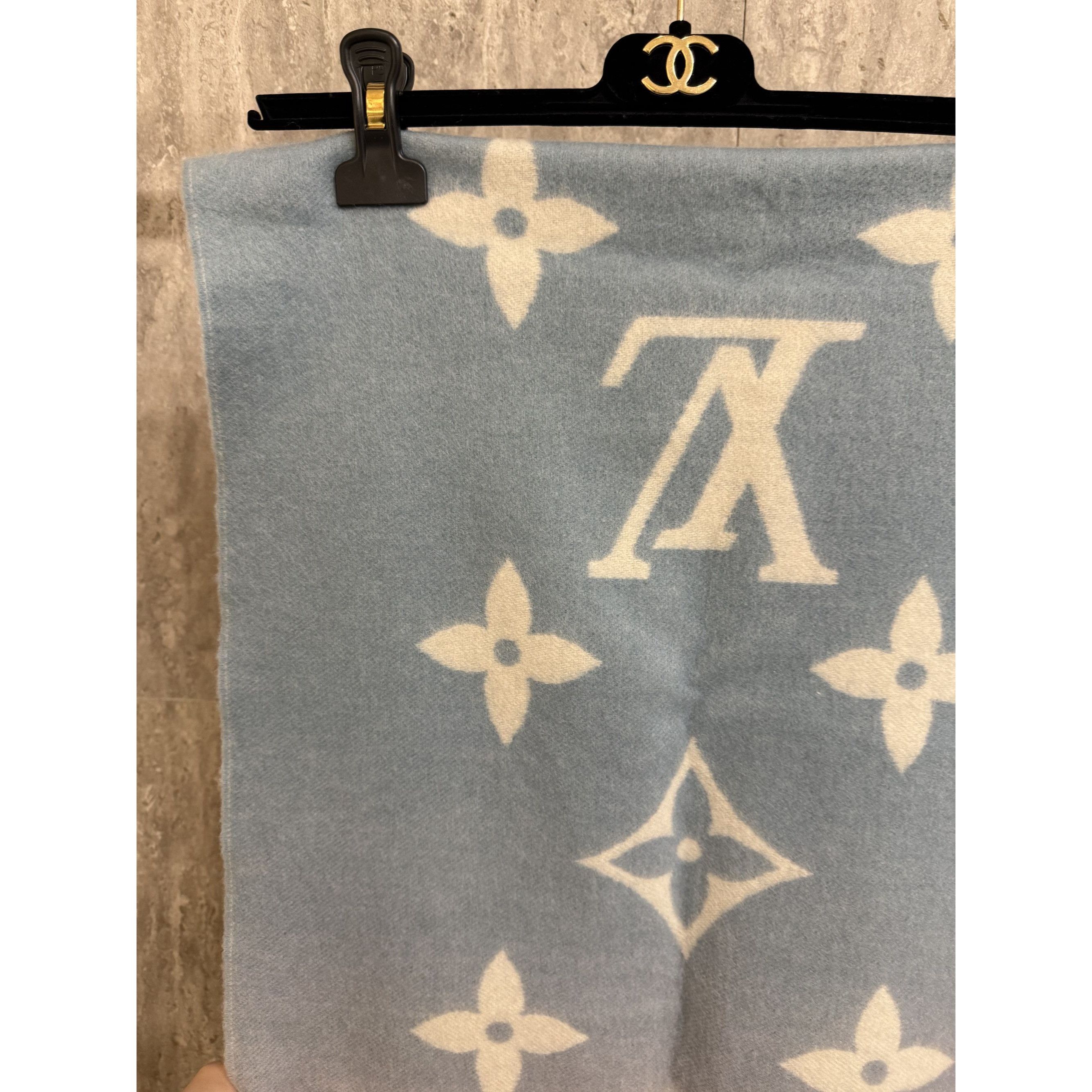 Louis Vuitton Louis Vuitton Gradient Monogram Scarf 100% Cashmere Unisex S Size ONE SIZE - 12 Thumbnail