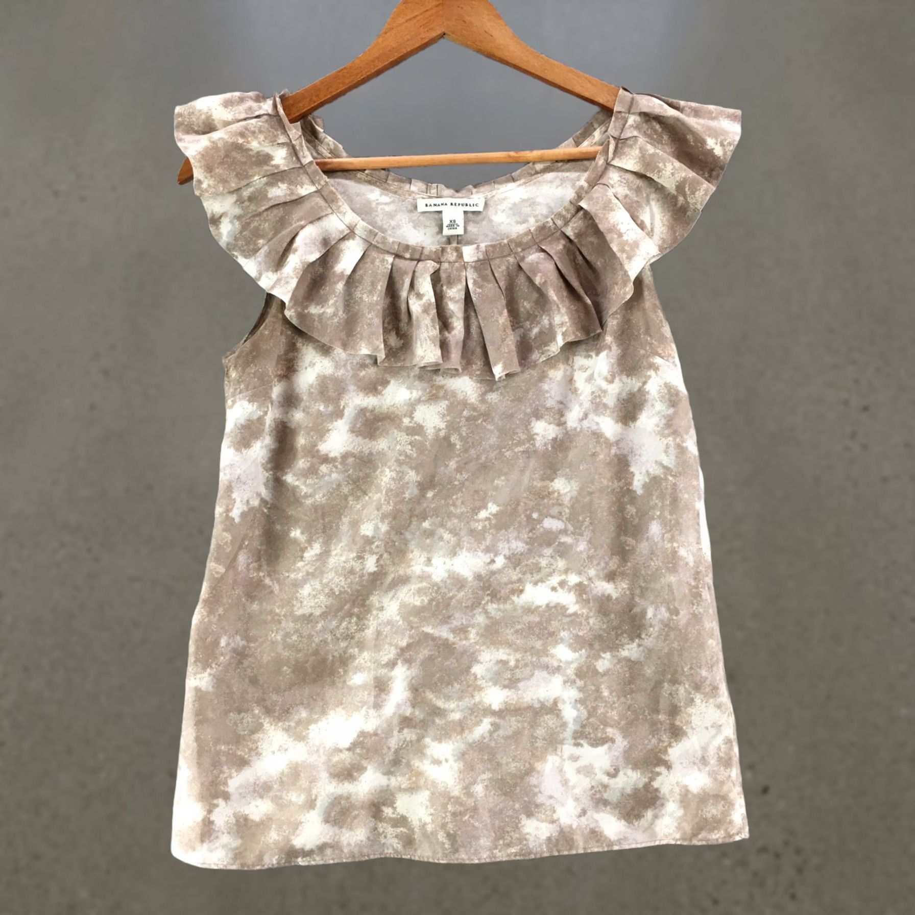 Banana Republic VINTAGE Banana Republic Ruffle Tank Top Womens XS Beige Tie Dye Silk Sleeveless Casual Size XS / US 0-2 / IT 36-38 - 1 Thumbnail