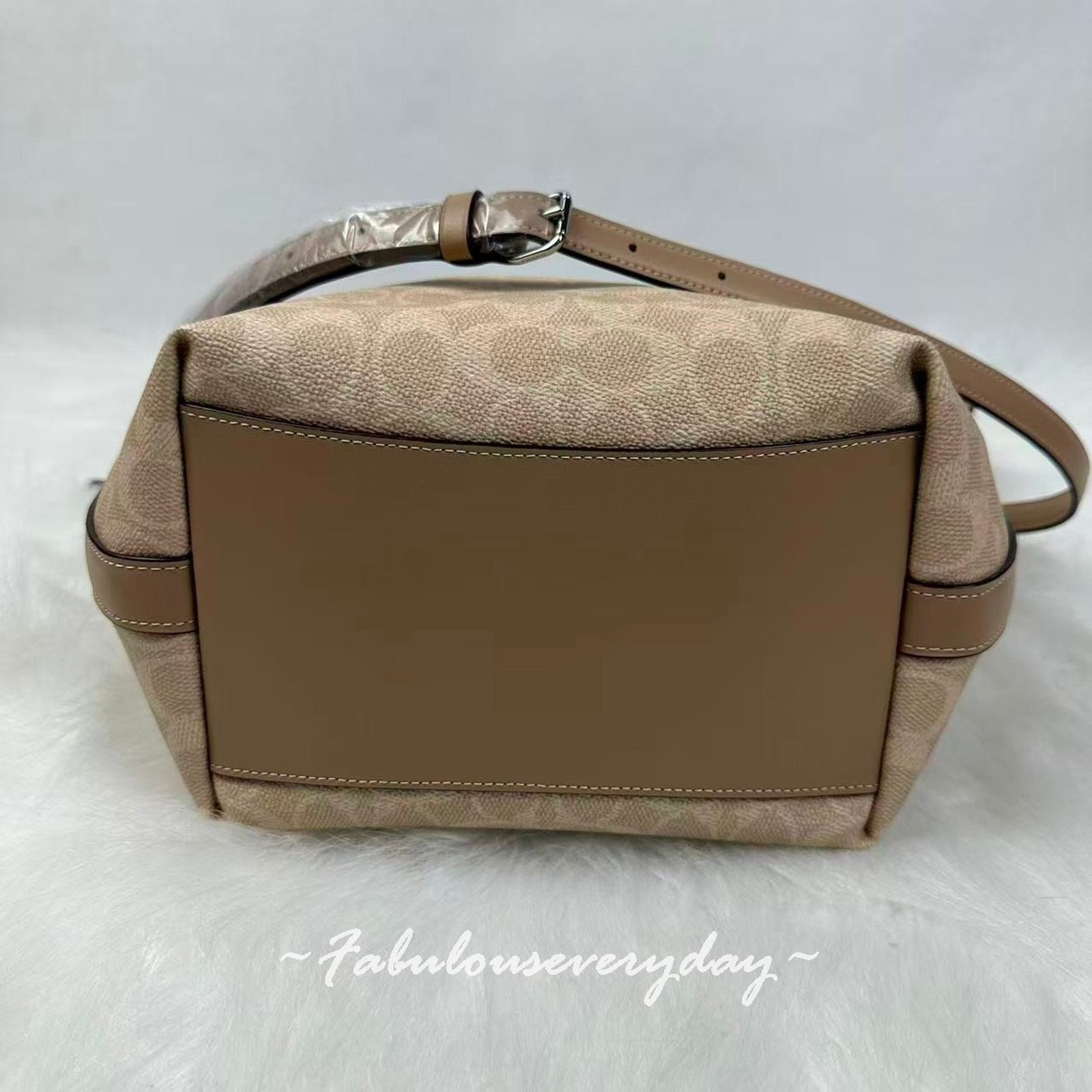 Coach Coach City Large Bucket Bag Crossbody Sig Canvas Sand/Taupe Size ONE SIZE - 7 Thumbnail