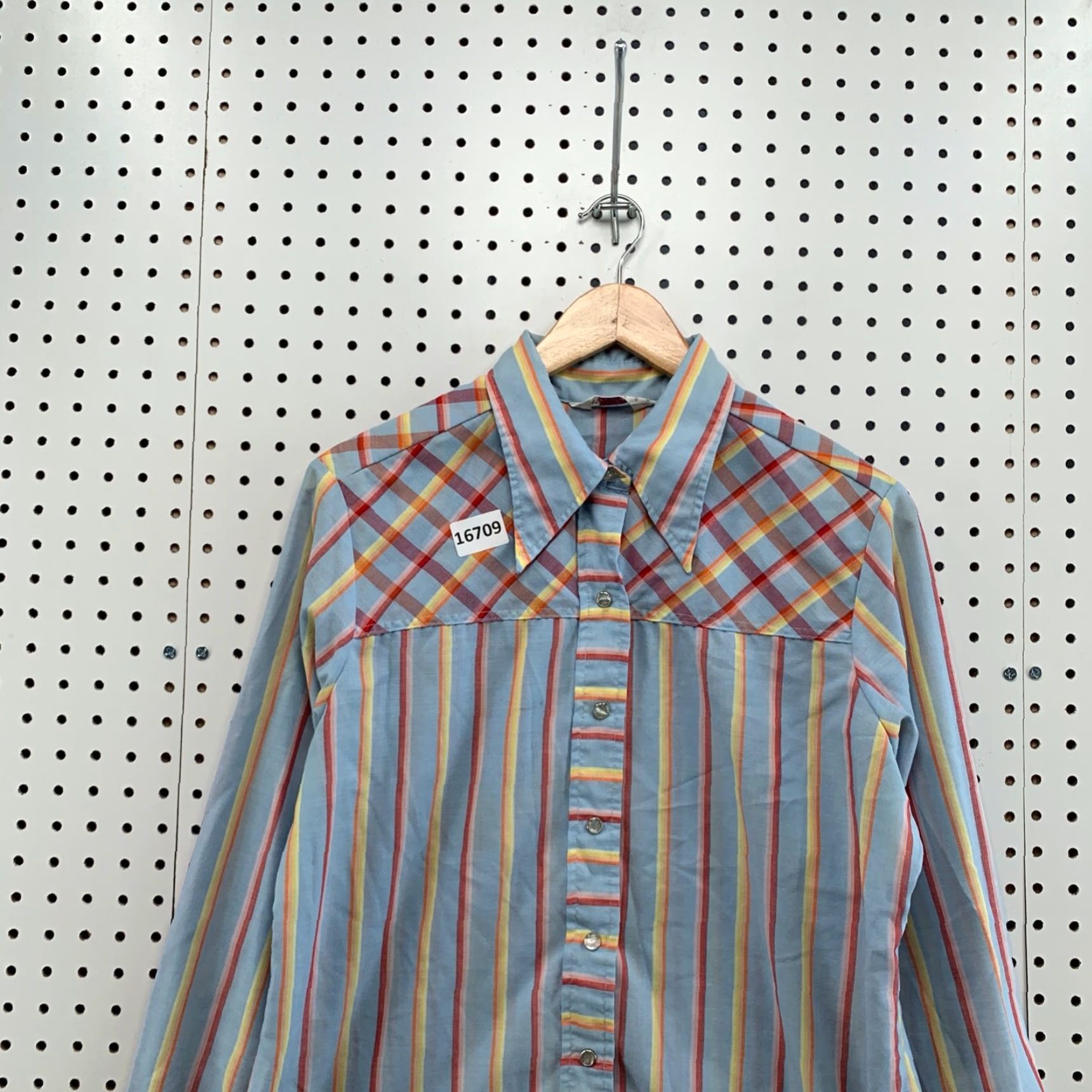 Wrangler VINTAGE Wrangler Womens Snap Western Shirt Sz 40 Fits Large 22X29 Vertical Strip Size L / US 10 / IT 46 - 2 Thumbnail