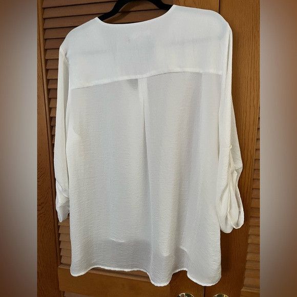 Ellen Tracy Ellen Tracy Sheer Top roll tab sleeve in white size large Size L / US 10 / IT 46 - 2 Thumbnail