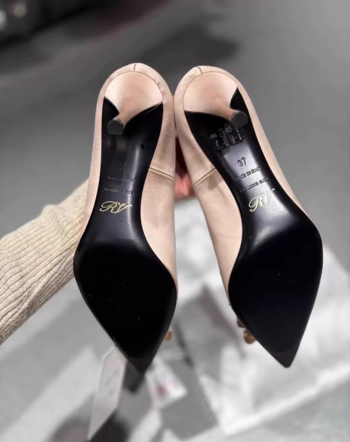 Roger Vivier RV Champagne Pointy Toe Crystal Buckle Pumps 37 EU Size US 6.5 / IT 36.5 - 6 Thumbnail