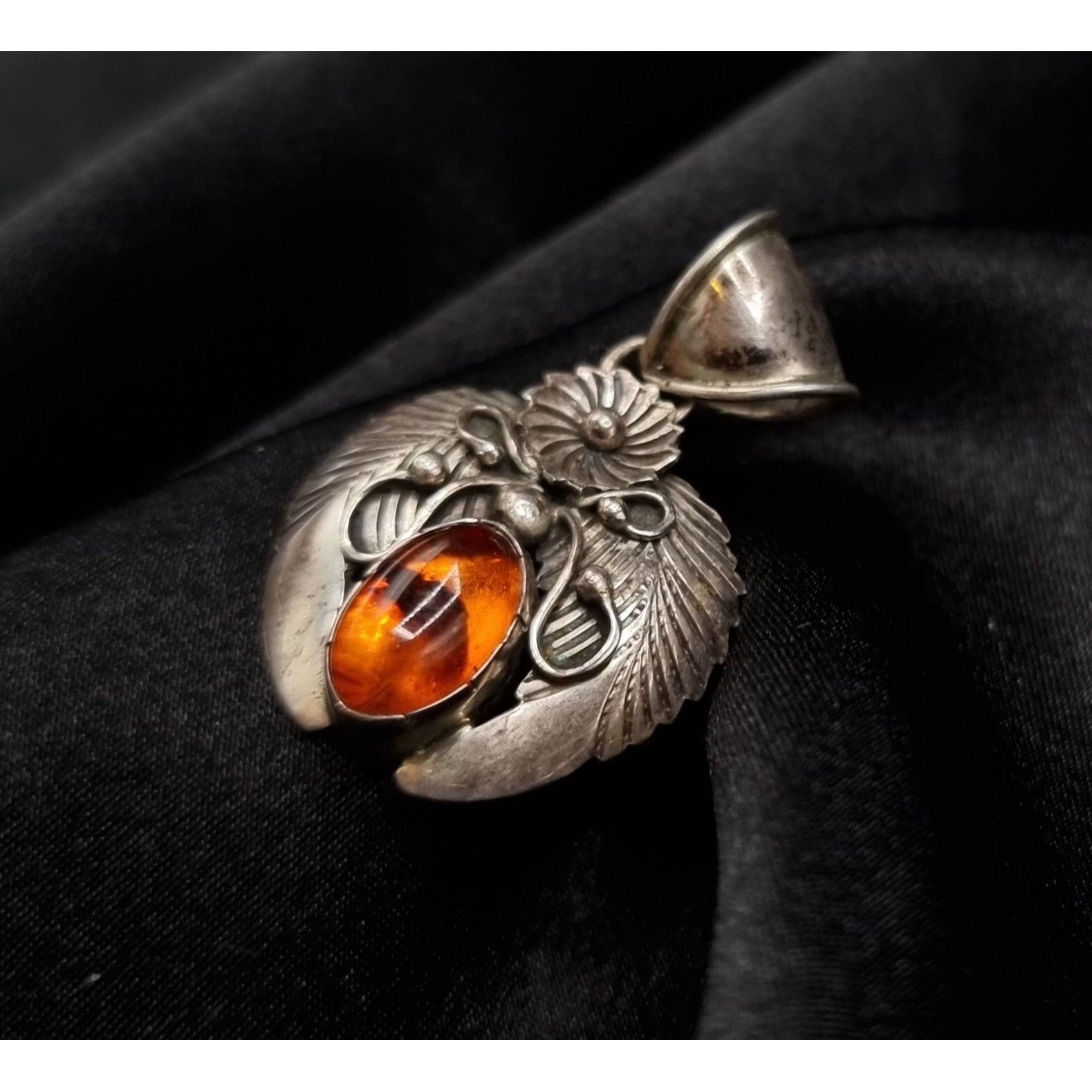 Vintage Vintage Sterling Silver Amber Pendant With Intricate Scarab Size ONE SIZE - 4 Thumbnail