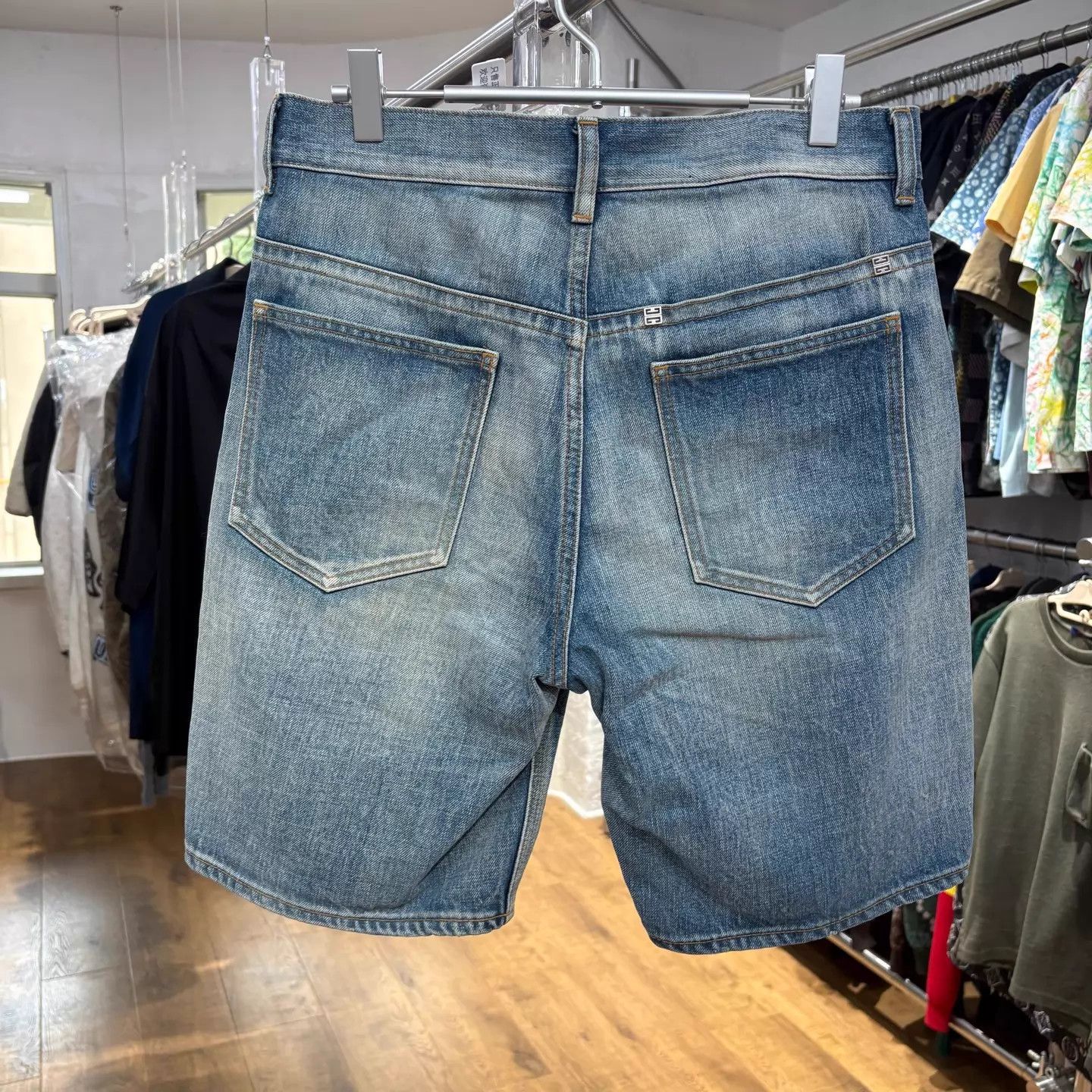 Givenchy Givenchy washed denim short 30 99 new Size US 30 / EU 46 - 2 Thumbnail