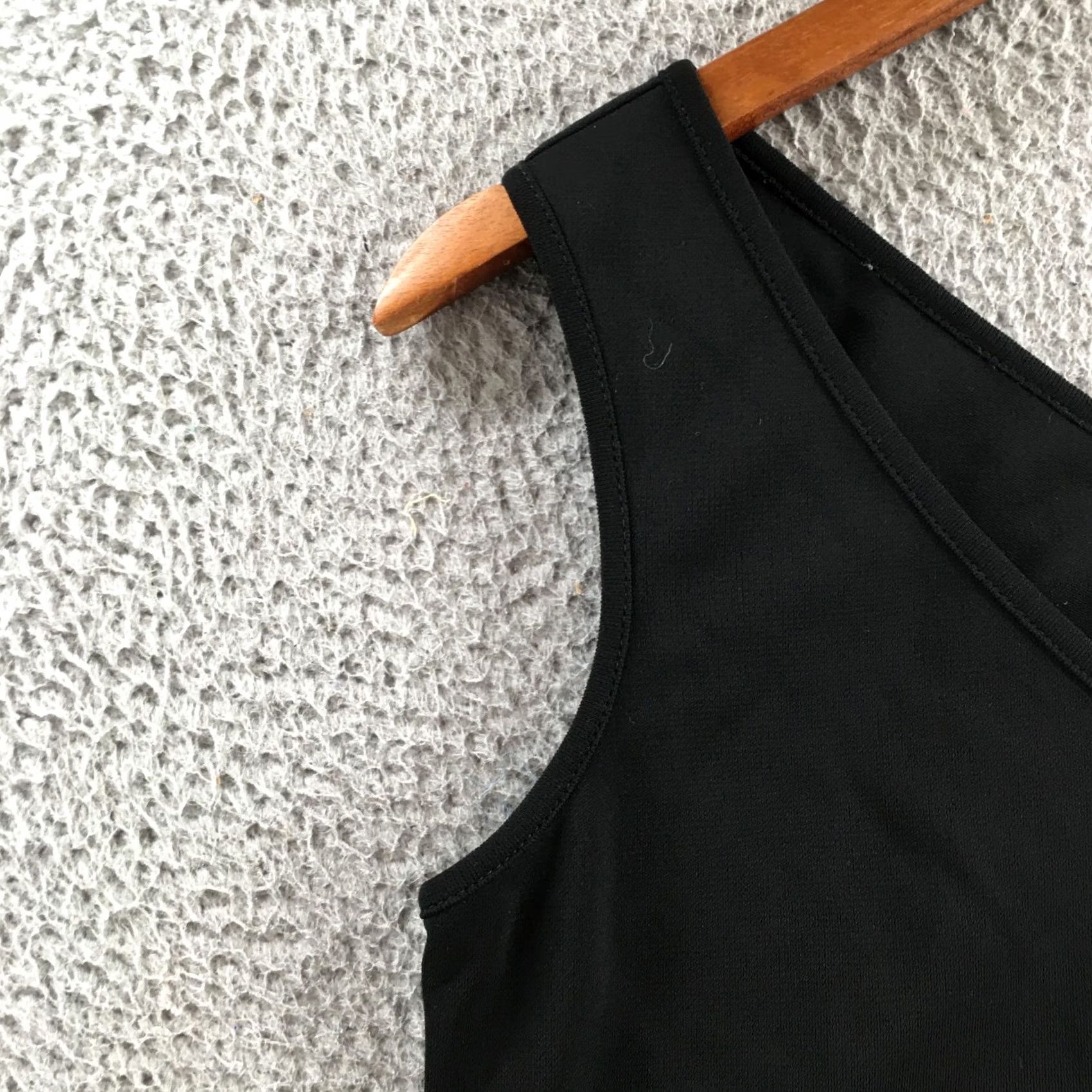 Bcbgmaxazria BCBGMAXAZRIA Blouse Womens Large Black Sleeveless V-Neck Pullover Tank Top Size L / US 10 / IT 46 - 4 Thumbnail